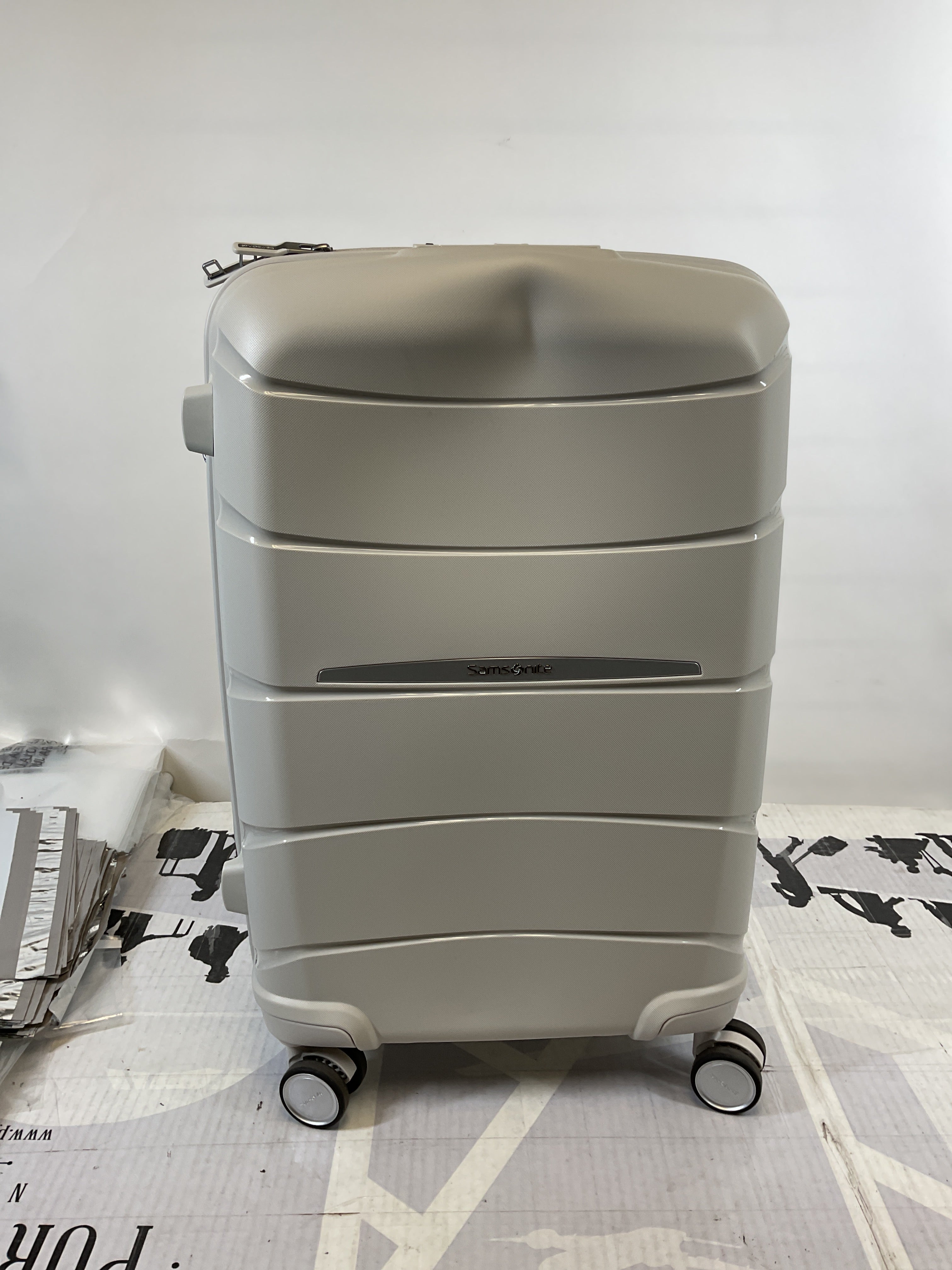 Samsonite Outline Pro Carry-On Spinner ( Misty Grey , One Size ) Misty Grey One Size U1