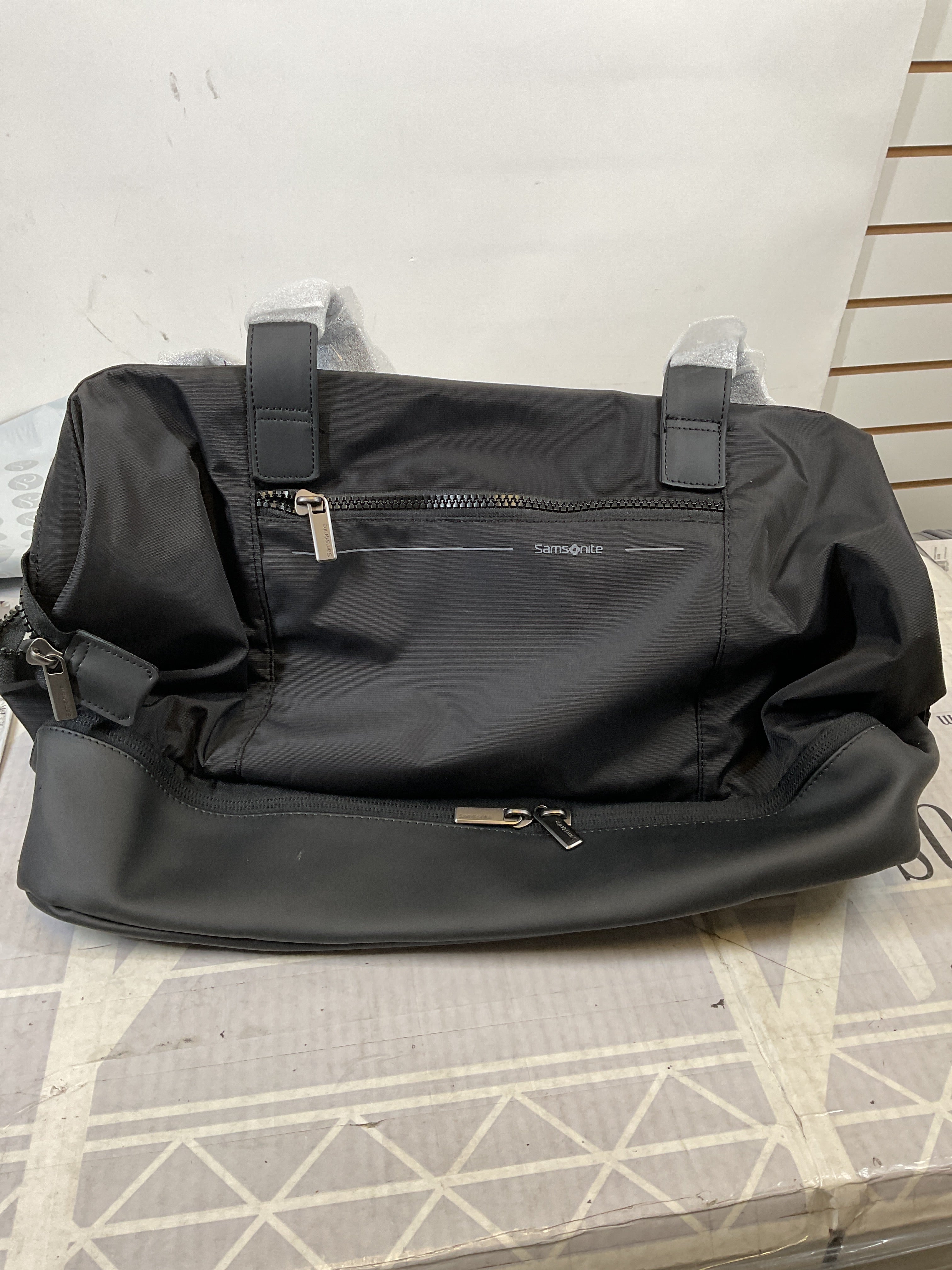 Samsonite Better Than Basic Drop Bottom Weekender ( Black , One Size ) Black One Size U11