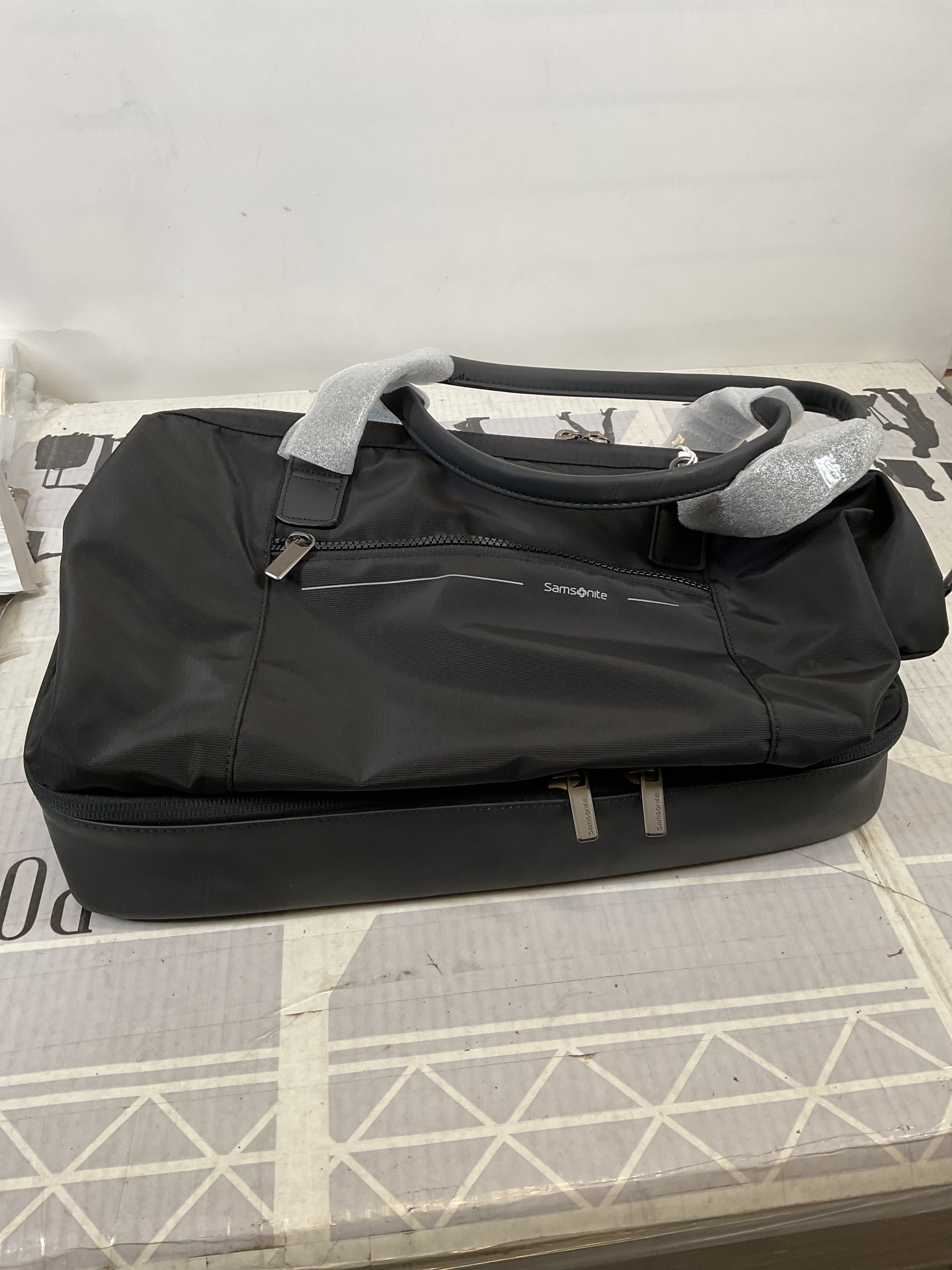 Samsonite Better Than Basic Drop Bottom Weekender ( Black , One Size ) Black One Size U6
