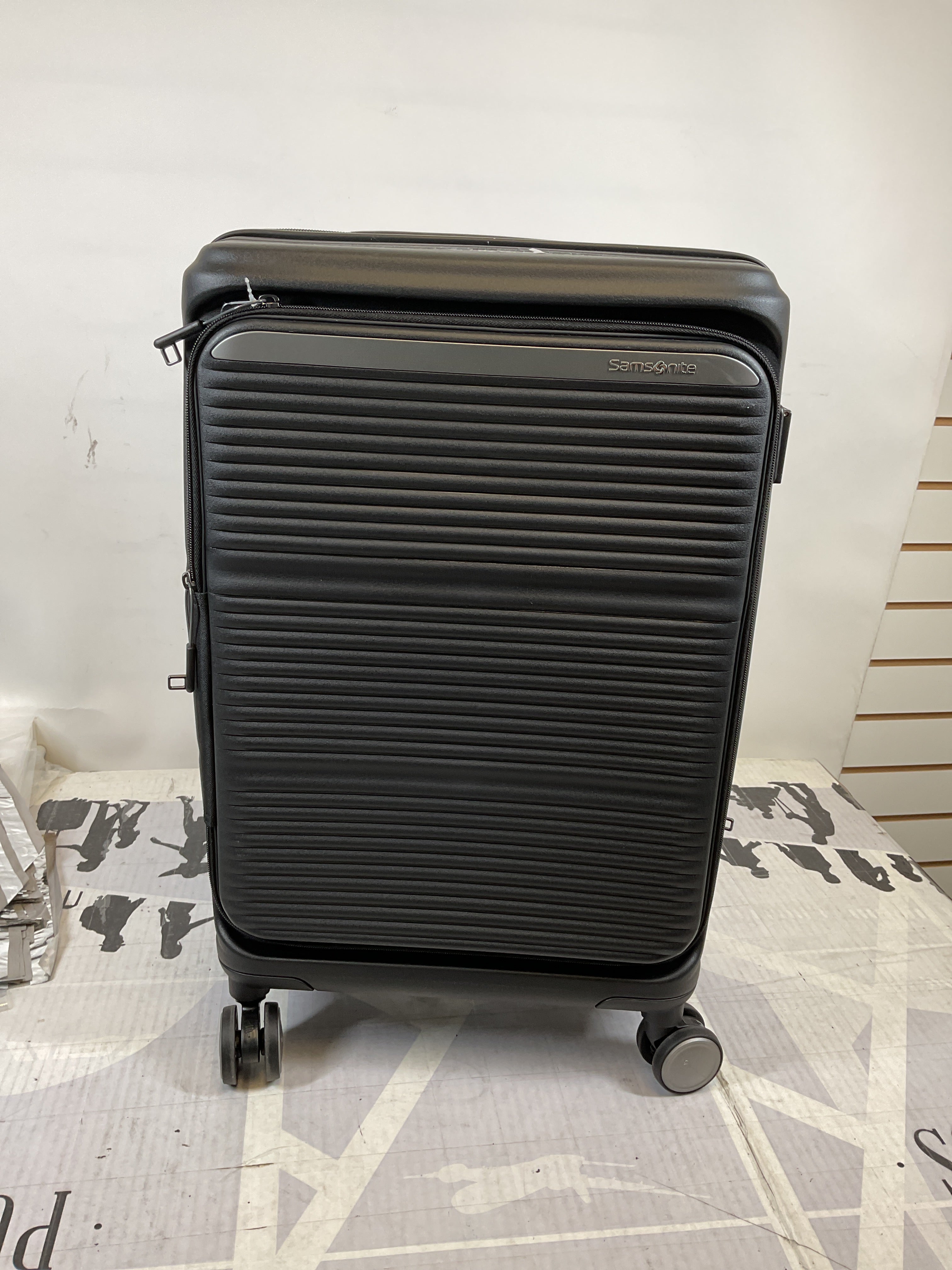 Samsonite Paralux Carry-On Luggage - Innovative Design - Quick Access Front Pocket - Dual Suspension Wheel Technology - TSA Lock - Expandable - Includes Removable Packing Cubes ( Black , Carry-On Spinner ) Black Carry On Spinner U1