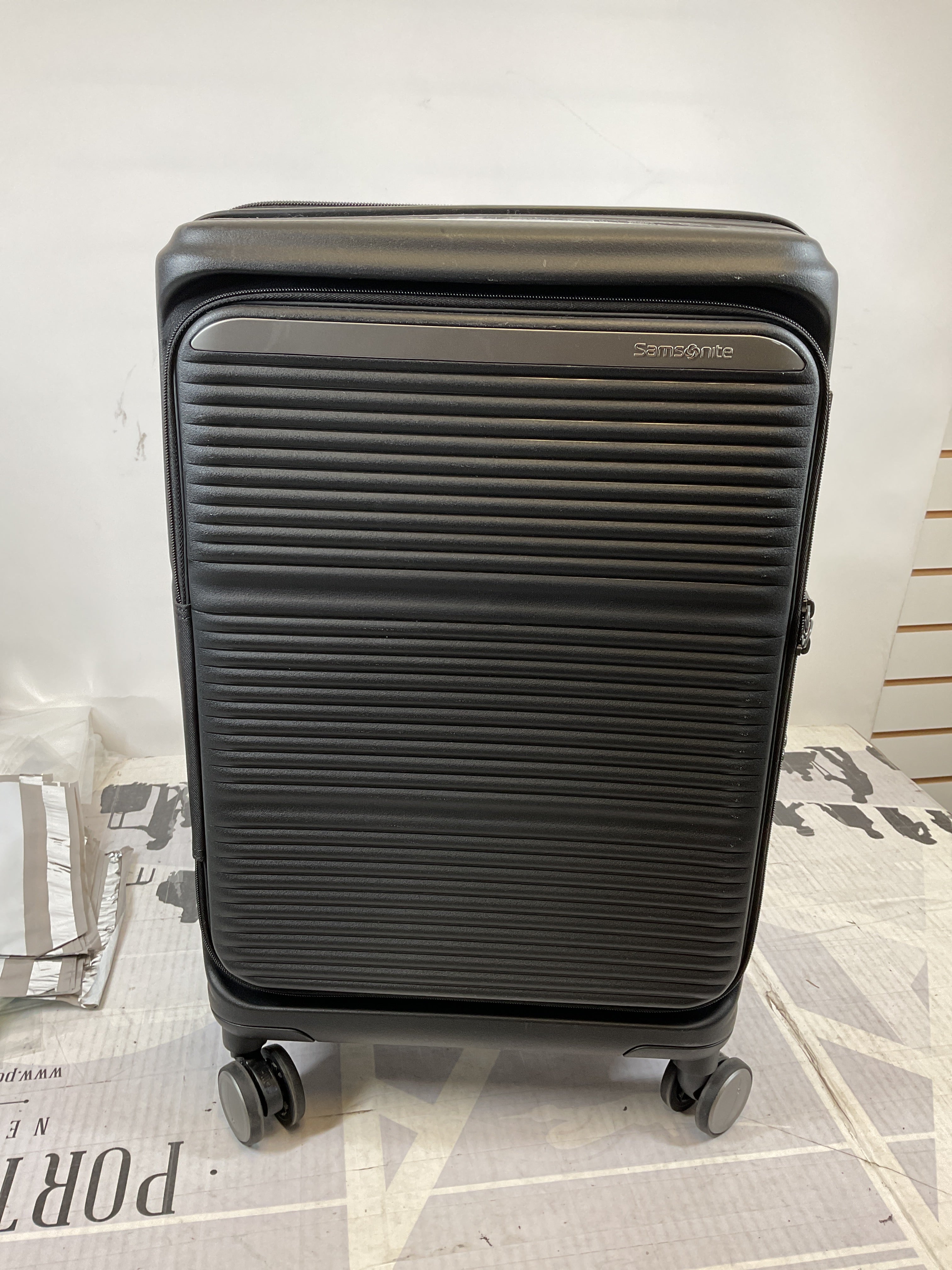 Samsonite Paralux Carry-On Luggage - Innovative Design - Quick Access Front Pocket - Dual Suspension Wheel Technology - TSA Lock - Expandable - Includes Removable Packing Cubes ( Black , Carry-On Spinner ) Black Carry On Spinner U2