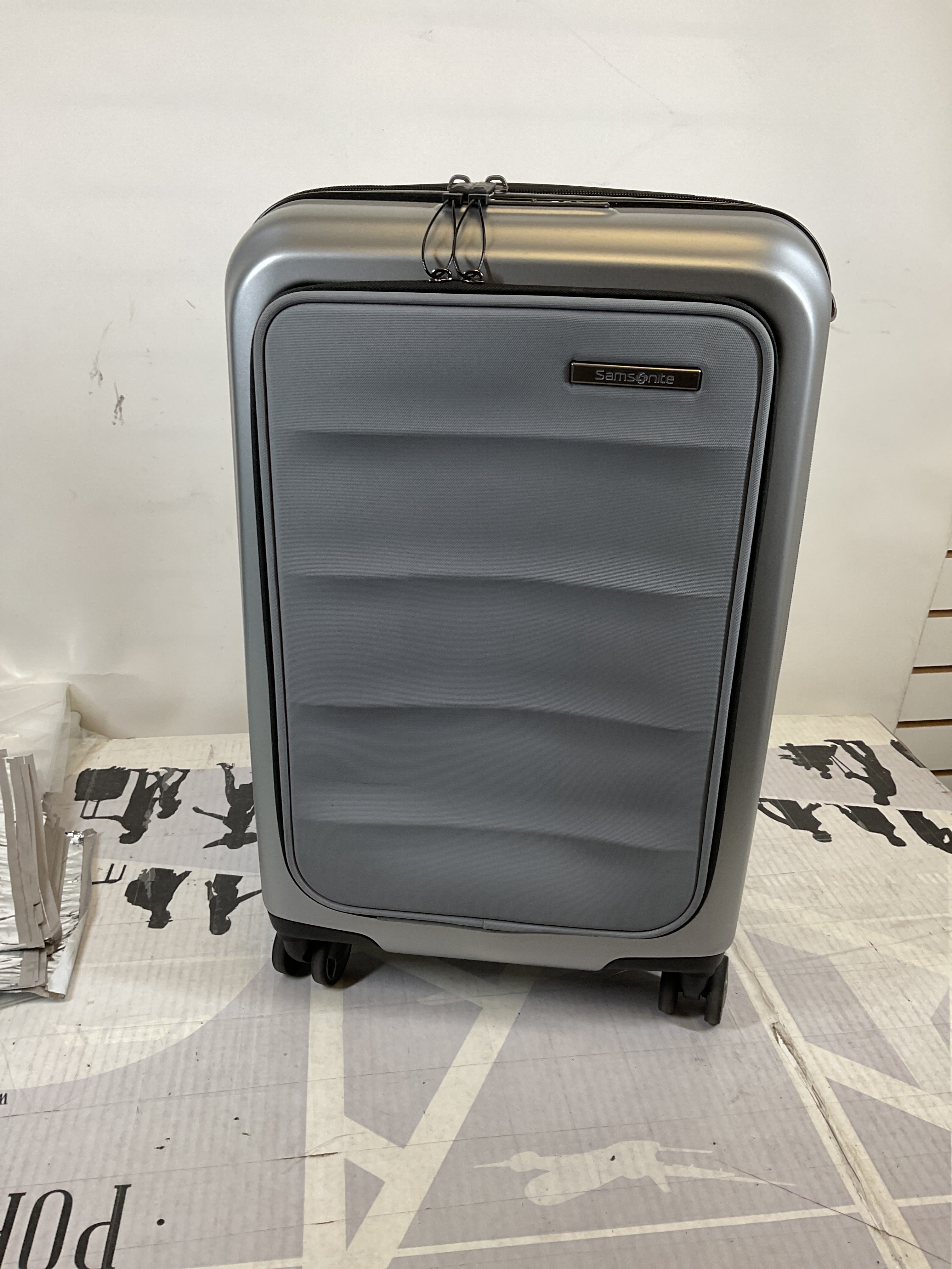 Samsonite Octiv Hardside Spinner ( Aluminum Silver , Front Pocket Carry-On 21 inch ) Aluminum Silver Front Pocket Carry On 21 Inch U9