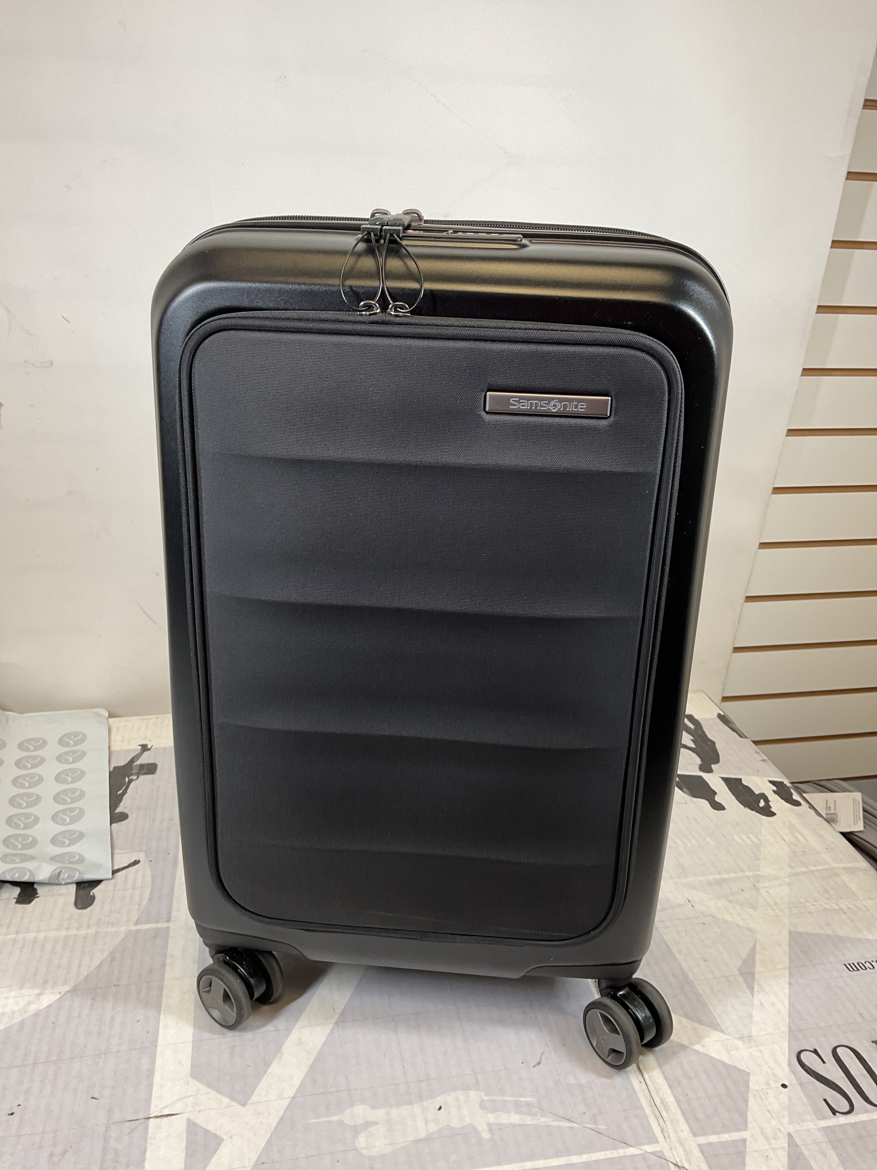 Samsonite Octiv Hardside Spinner ( Stealth Black , Front Pocket Carry-On 21 inch ) Stealth Black Front Pocket Carry On 21 Inch U24