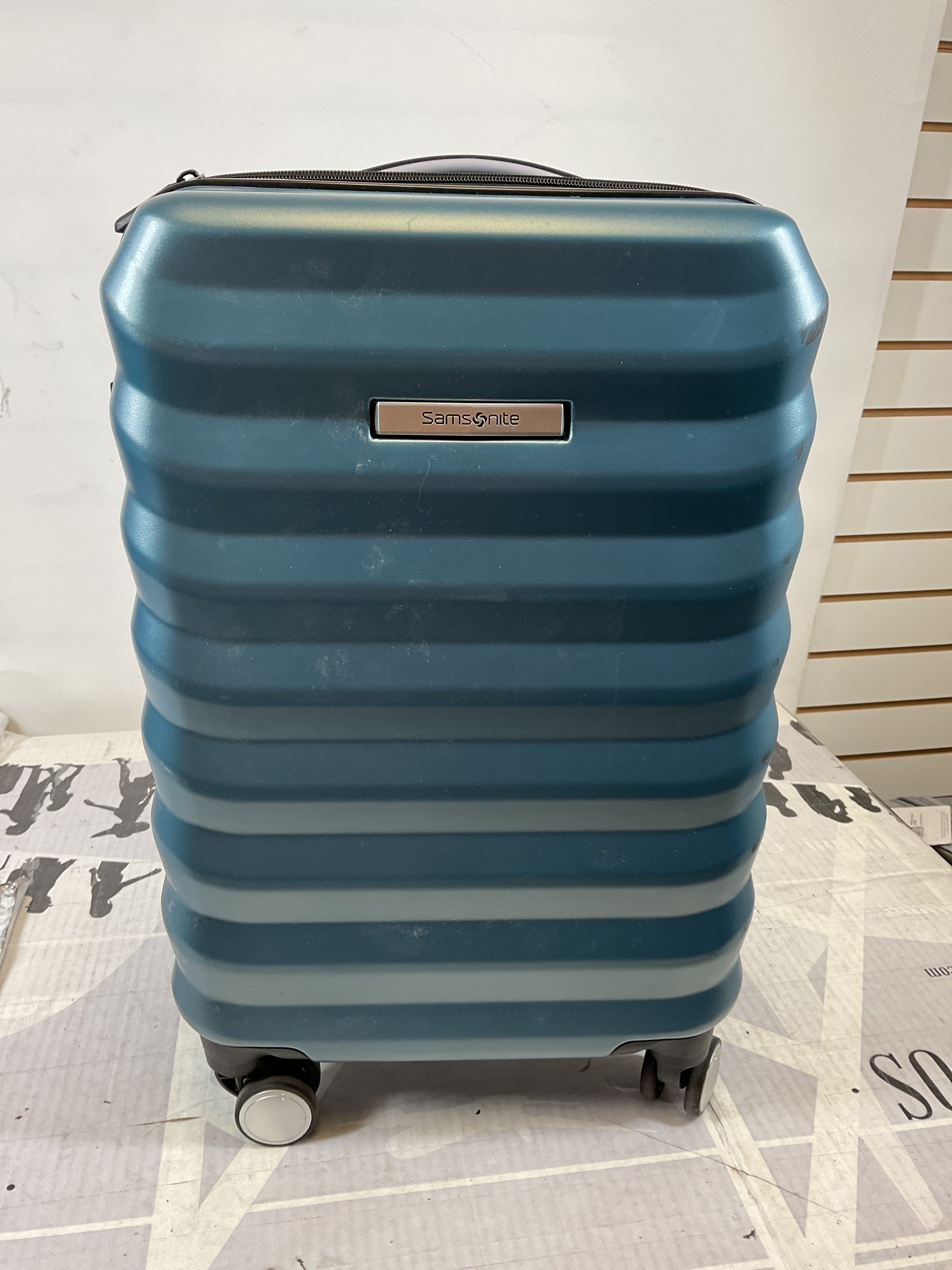 Samsonite Hard-Sided 20-Inch Lightweight Carry On Expandable Element Suitcase: Durable, 360 Spinner Wheels, Adjustable Telescopic Handle, TSA-Approved Lock ( Bistro Green , 20-Inch Carry-On ) Bistro Green 20 Inch Carry On U2