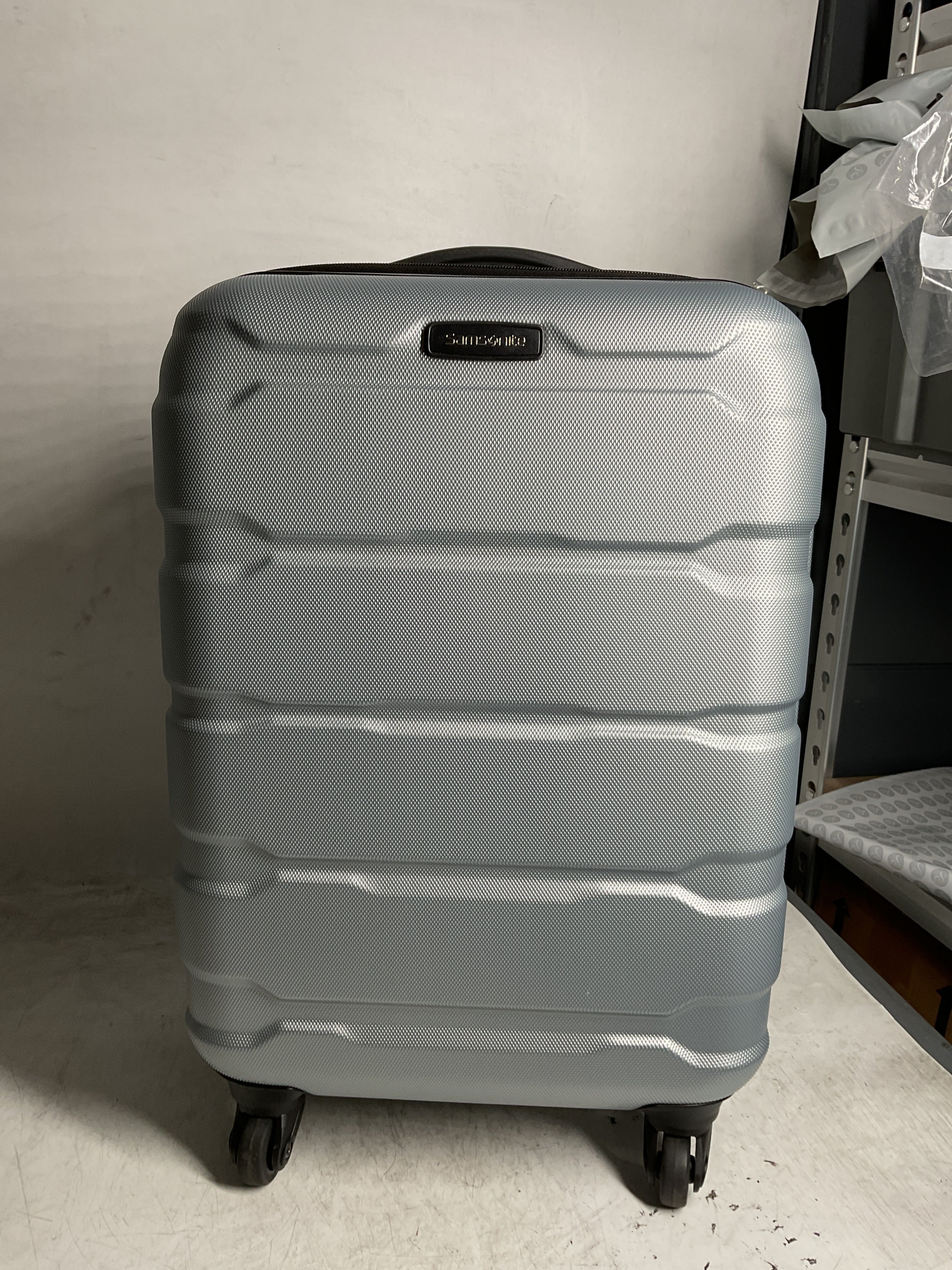Samsonite Omni Pc Hardside Expandable Luggage with Spinner Wheels ( Silver , Carry-On 20-Inch ) Silver Carry On 20 Inch U10