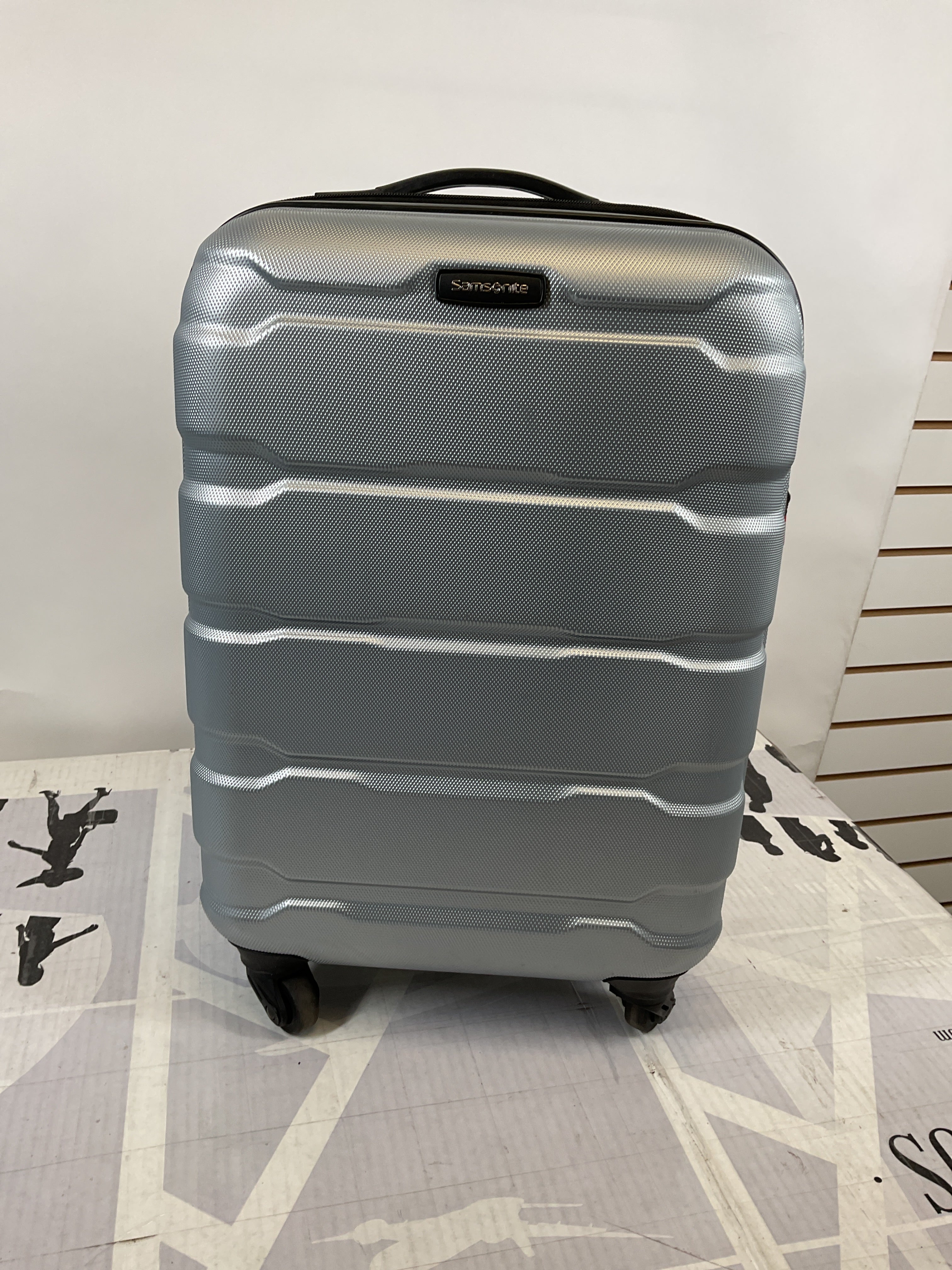 Samsonite Omni Carry-On 20-Inch PC Hardside Expandable Luggage with Spinner Wheels ( Silver , Carry-On 20-Inch ) Silver Carry On 20 Inch U17