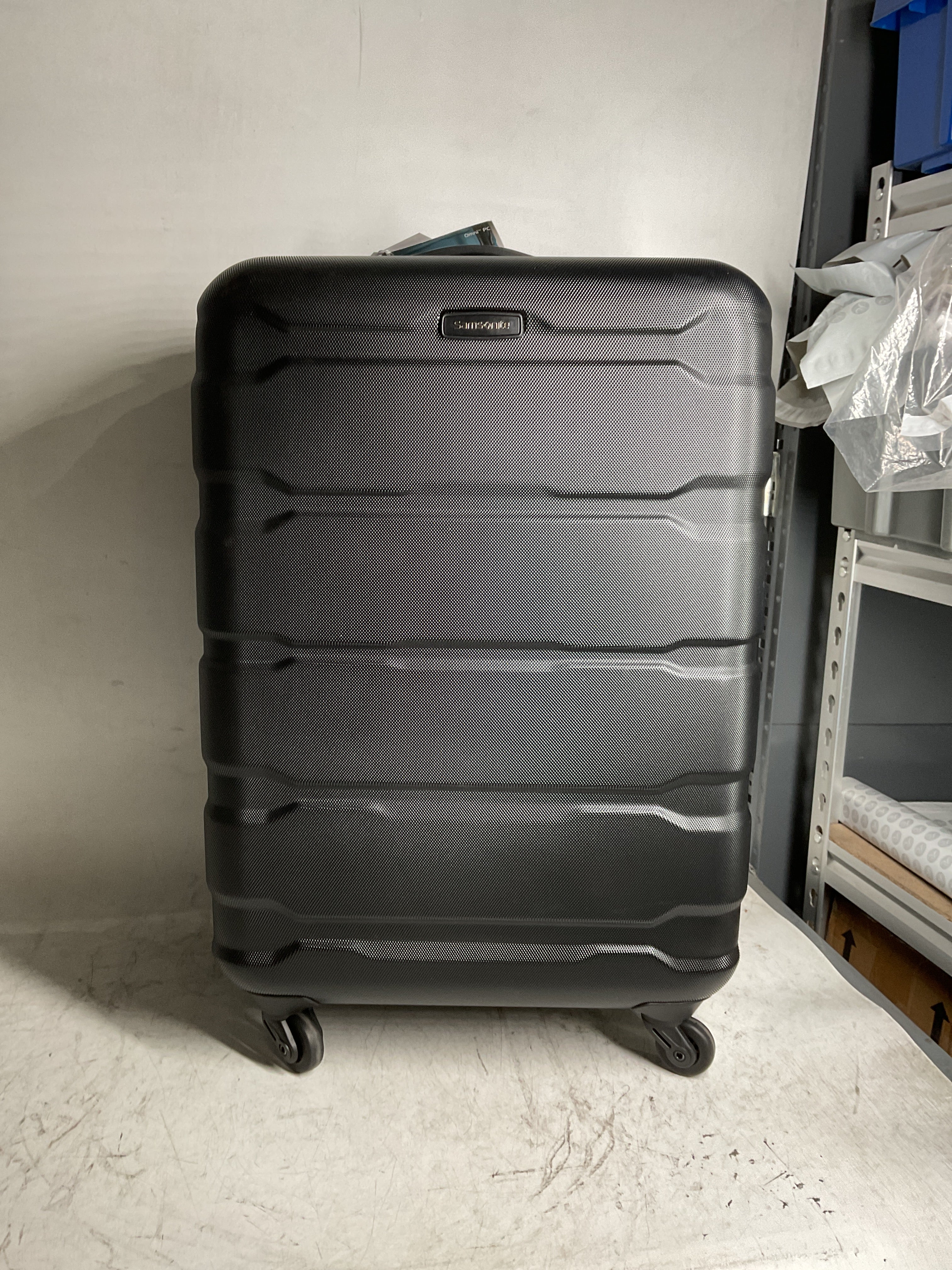 Samsonite Omni Pc Hardside Expandable Luggage with Spinner Wheels ( Black , Checked-Medium 24-Inch ) Black Checked Medium 24 Inch U25