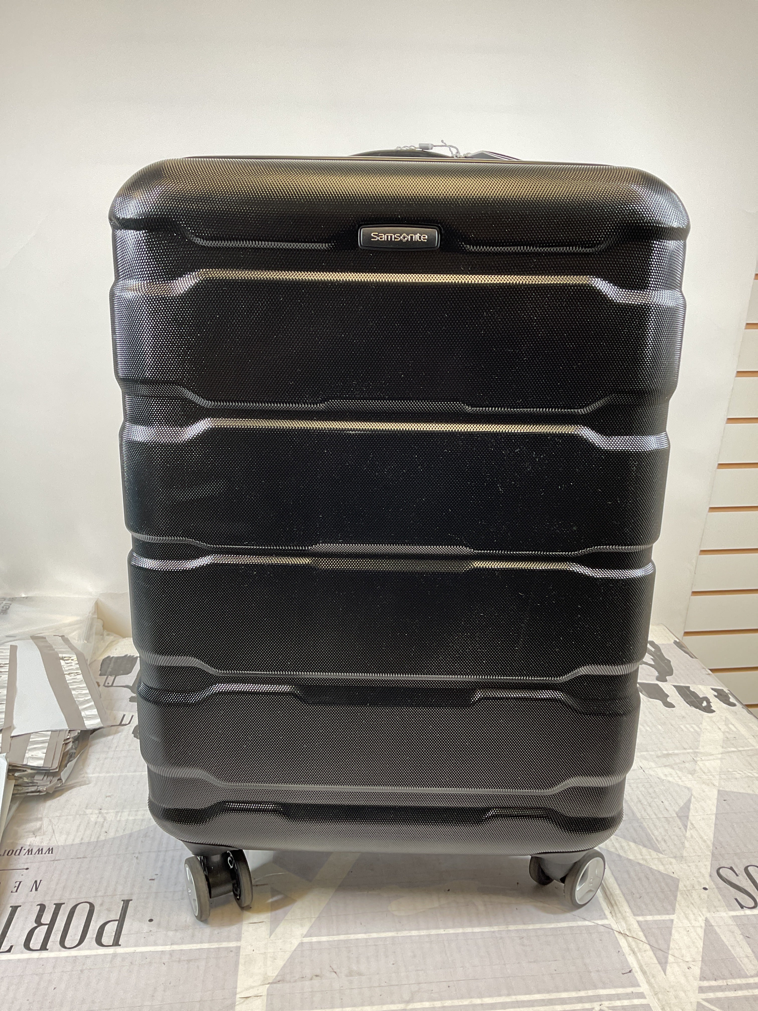 Samsonite Omni Checked-Medium 24-Inch PC Hardside Expandable Luggage with Spinner Wheels ( Black , Checked-Medium 24-Inch ) Black Checked Medium 24 Inch U38