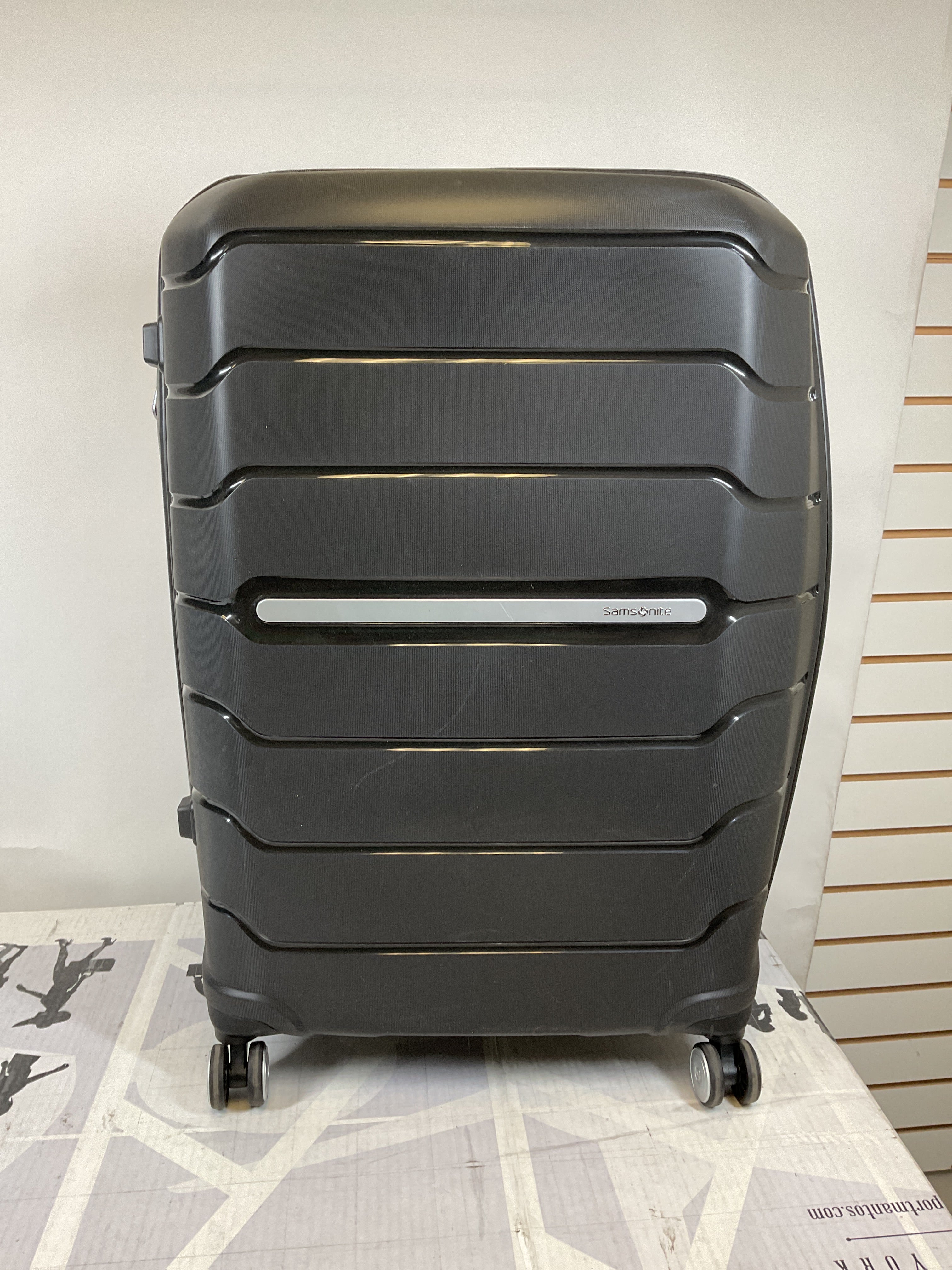 Samsonite Freeform Hardside Expandable with Double Spinner Wheels ( Black , Checked-Large Spinner ) Black Checked Large Spinner U36