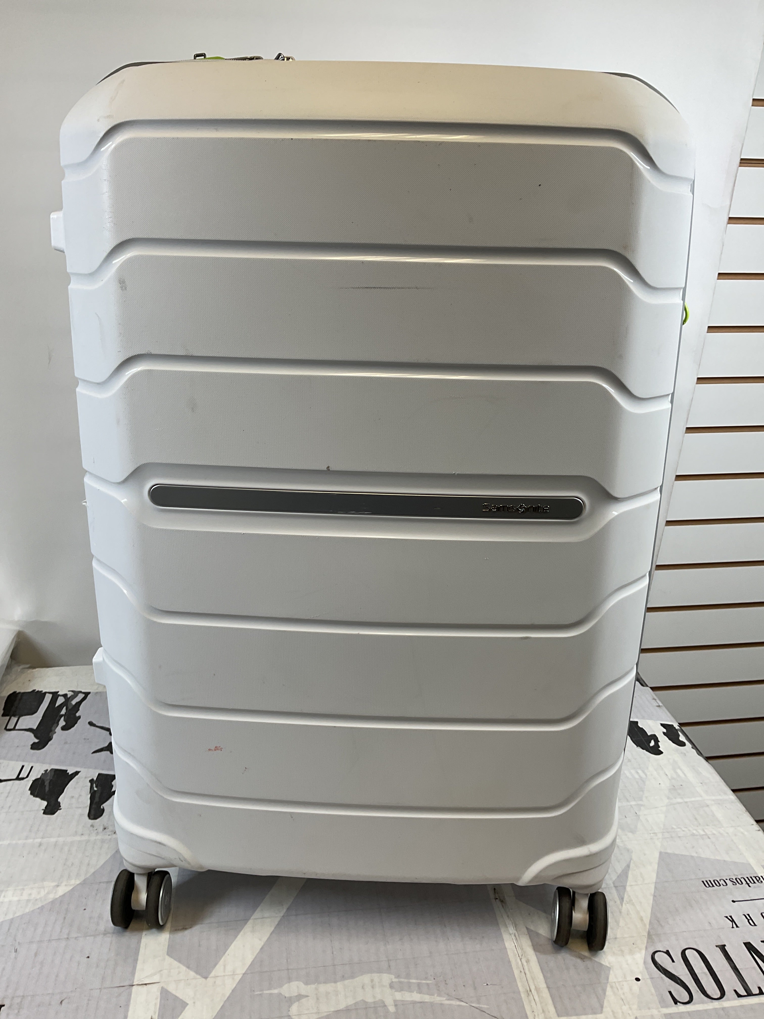 Samsonite Freeform Hardside Expandable with Double Spinner Wheels ( White/Grey , Checked-Large Spinner ) White/Grey Checked Large Spinner U9