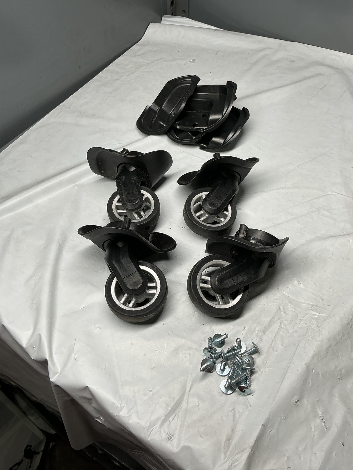 Samsonite Winfield 3 DLX carry On Set of 4 Wheels U84