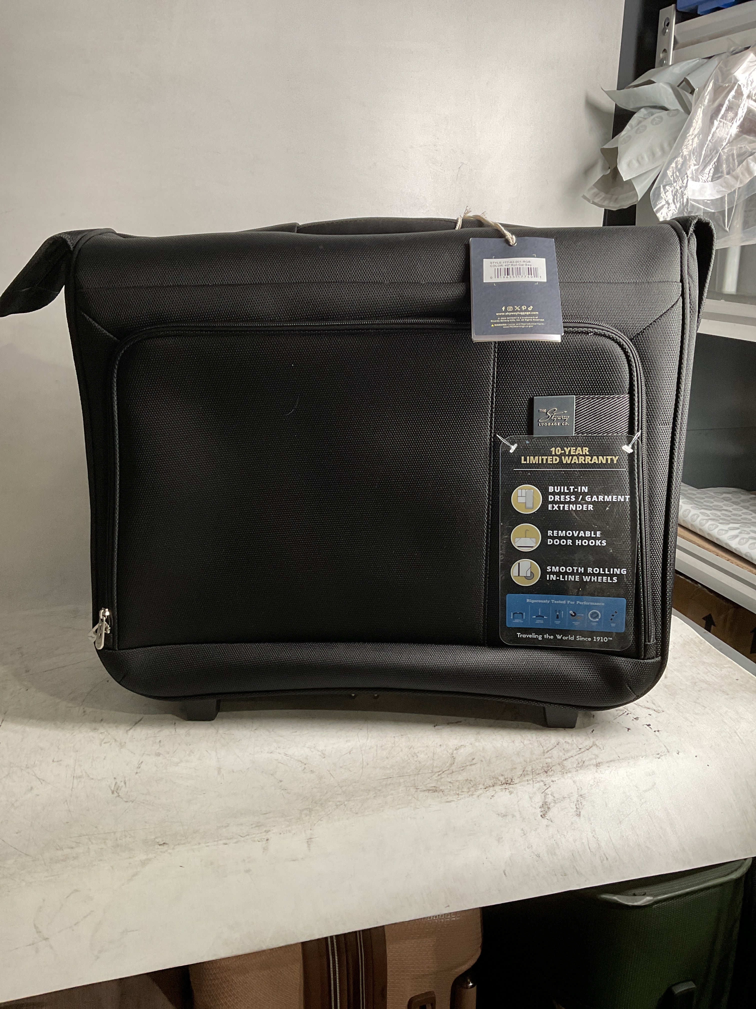 Skyway Sigma 7.0 Rolling Garment Bag – Wrinkle-Free Suit Bag with Wheels, Durable Travel Bag for Suits, Dresses & Garment Organization   U1