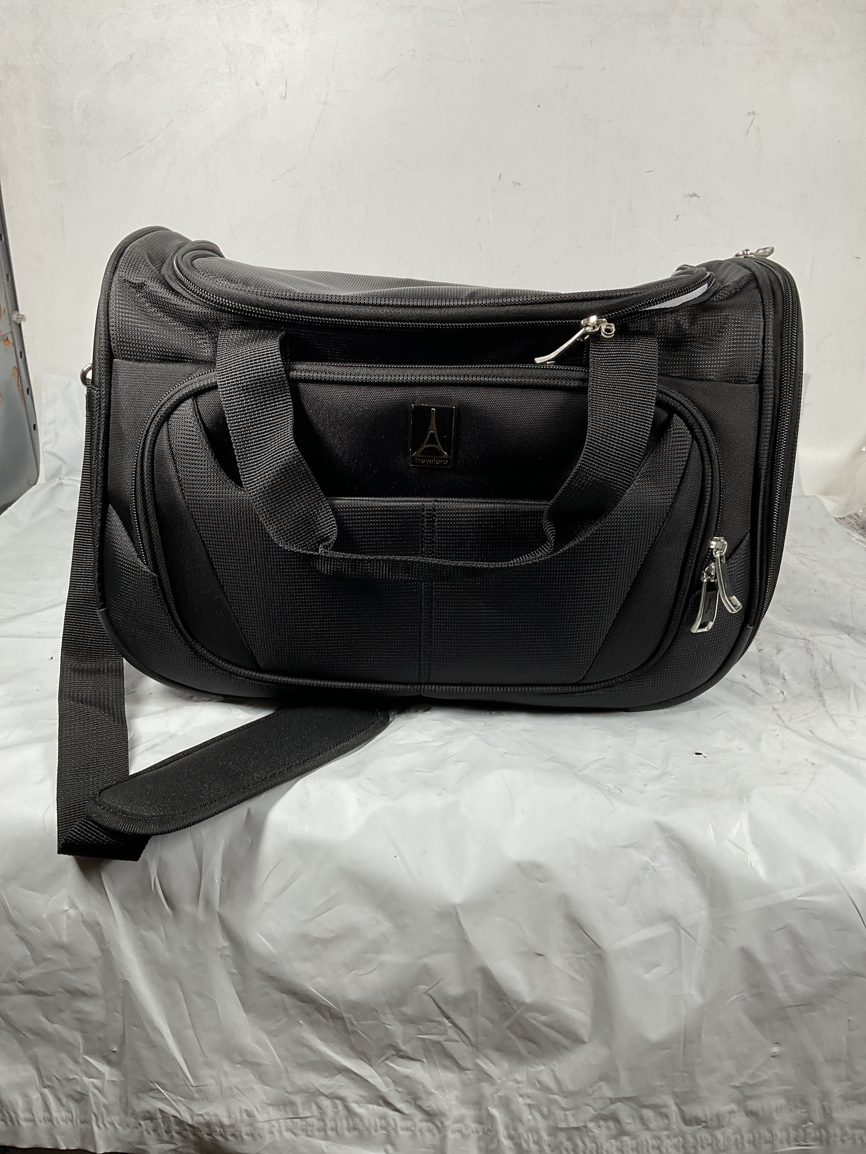Travelpro Maxlite 5 Softside Lightweight Underseat Carry-On Travel Tote, Overnight Weekender Bag, Men and Women ( Black , 18-Inch ) Black 18 Inch U30