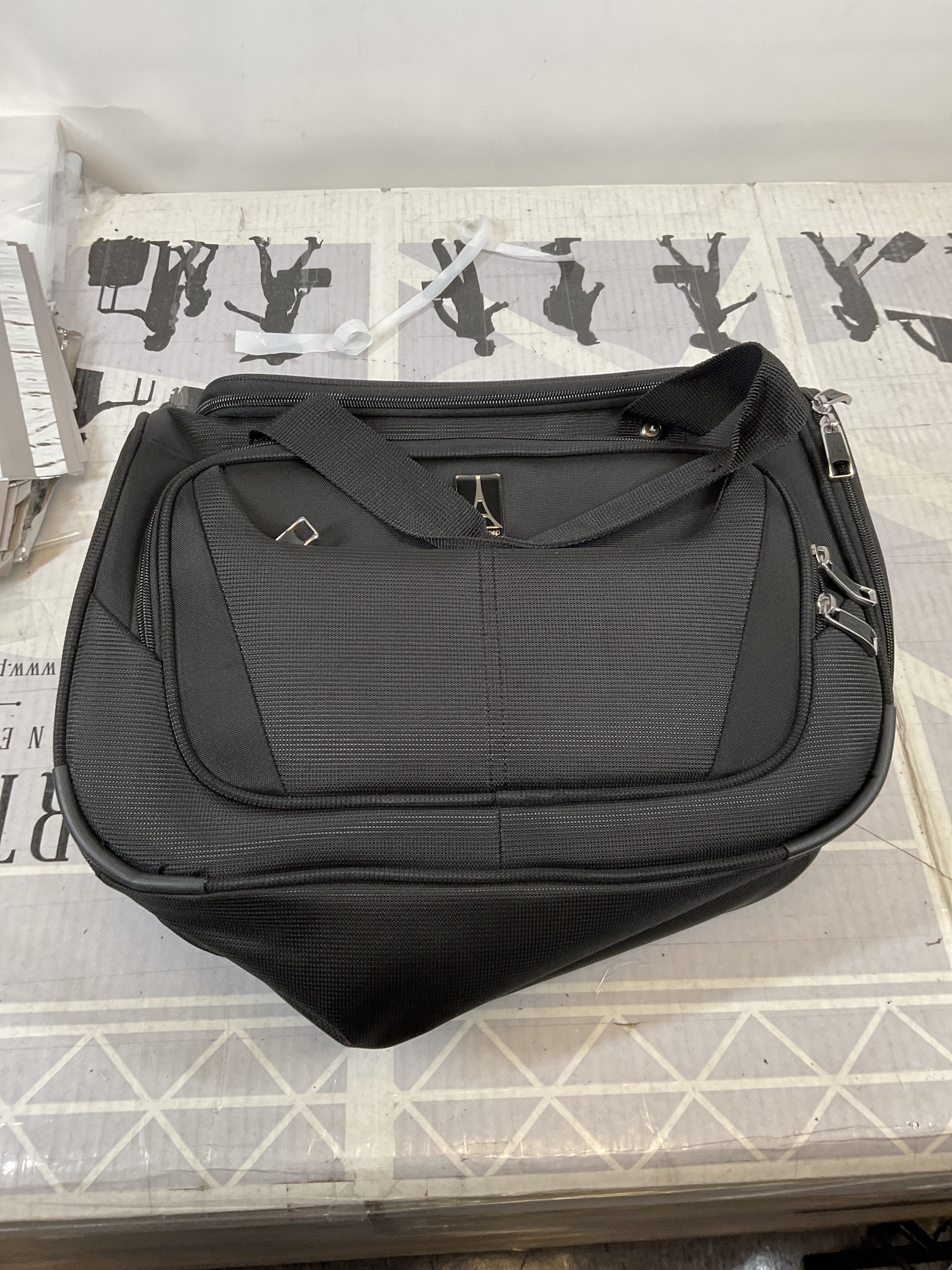 Travelpro Maxlite 5 Softside Lightweight Underseat Carry-On Travel Tote, Overnight Weekender Bag, Men and Women ( Black , 18-Inch ) Black 18 Inch U31