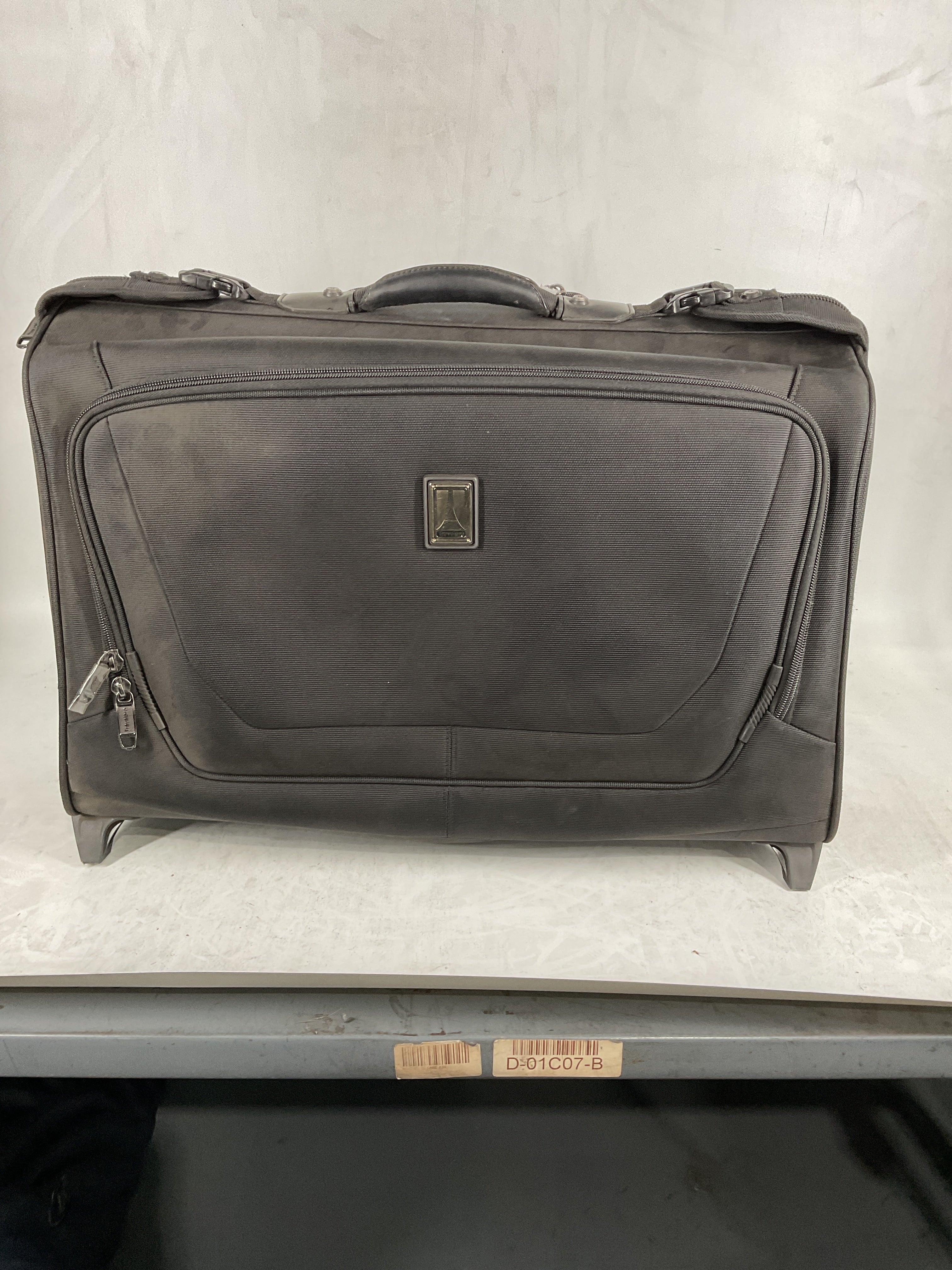 Travelpro Maxlite 5 Softside Lightweight Carry-On Upright 2 Wheel Rolling Garment Bag, Men and Women Black One Size U9