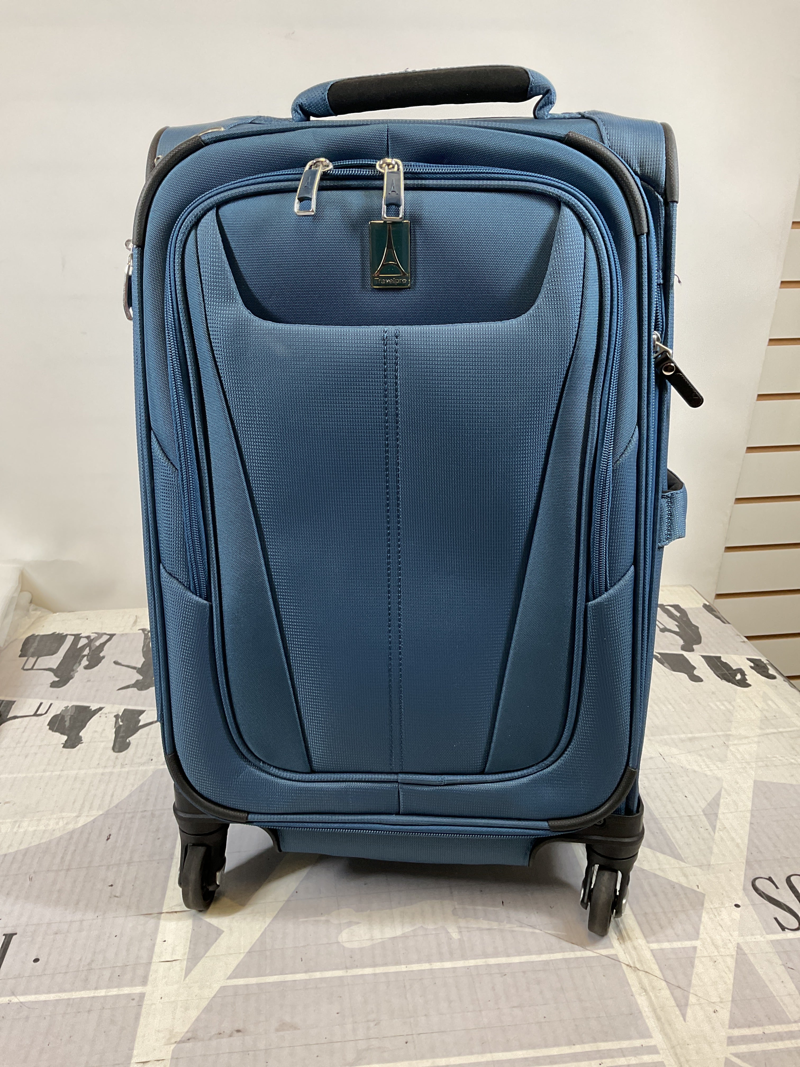 Travelpro Maxlite 5 Softside Expandable Luggage with 4 Spinner Wheels, Lightweight Suitcase, Men and Women ( Ensign Blue , Carry-on 21-Inch ) Ensign Blue Carry On 21 Inch U101