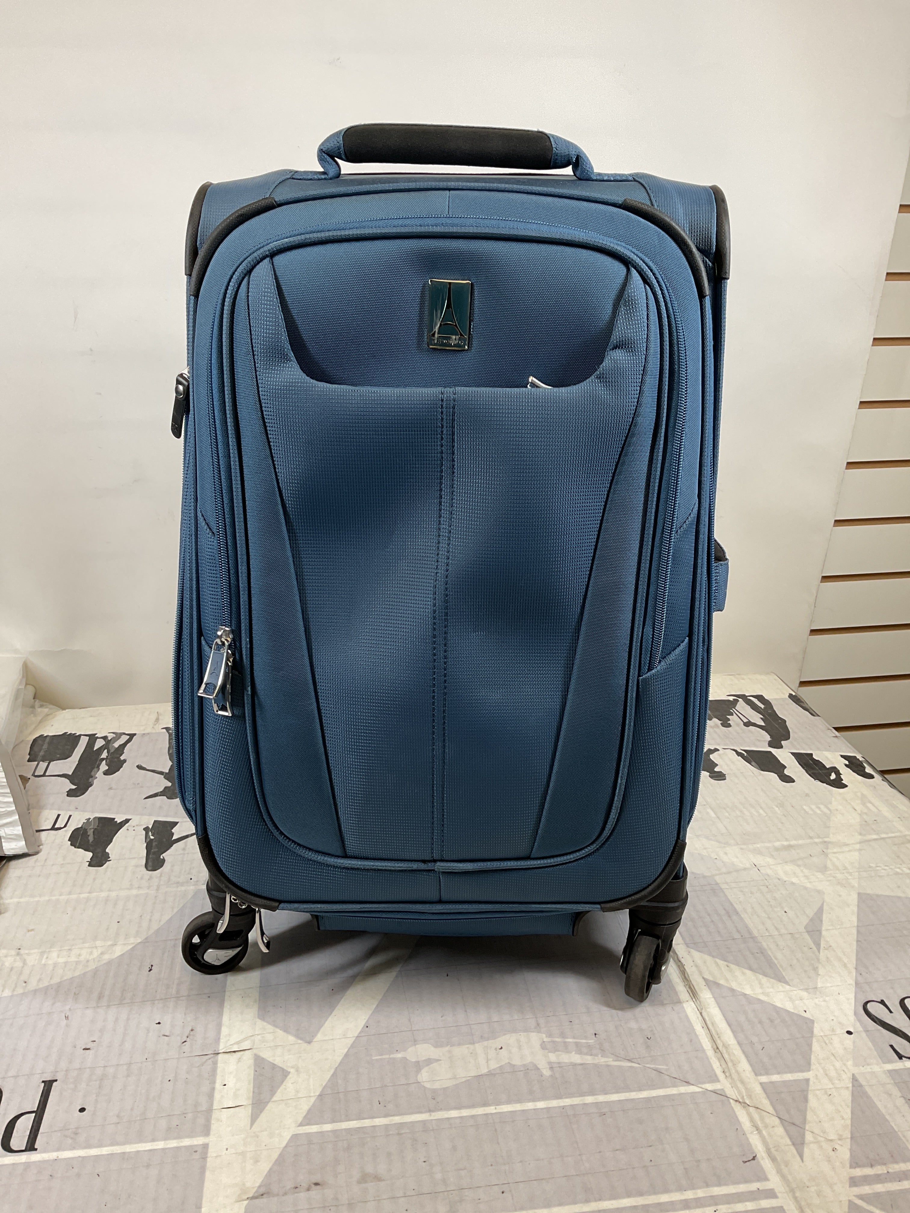Travelpro Maxlite 5 Softside Expandable Luggage with 4 Spinner Wheels, Lightweight Suitcase, Men and Women ( Ensign Blue , Carry-on 21-Inch ) Ensign Blue Carry On 21 Inch U102