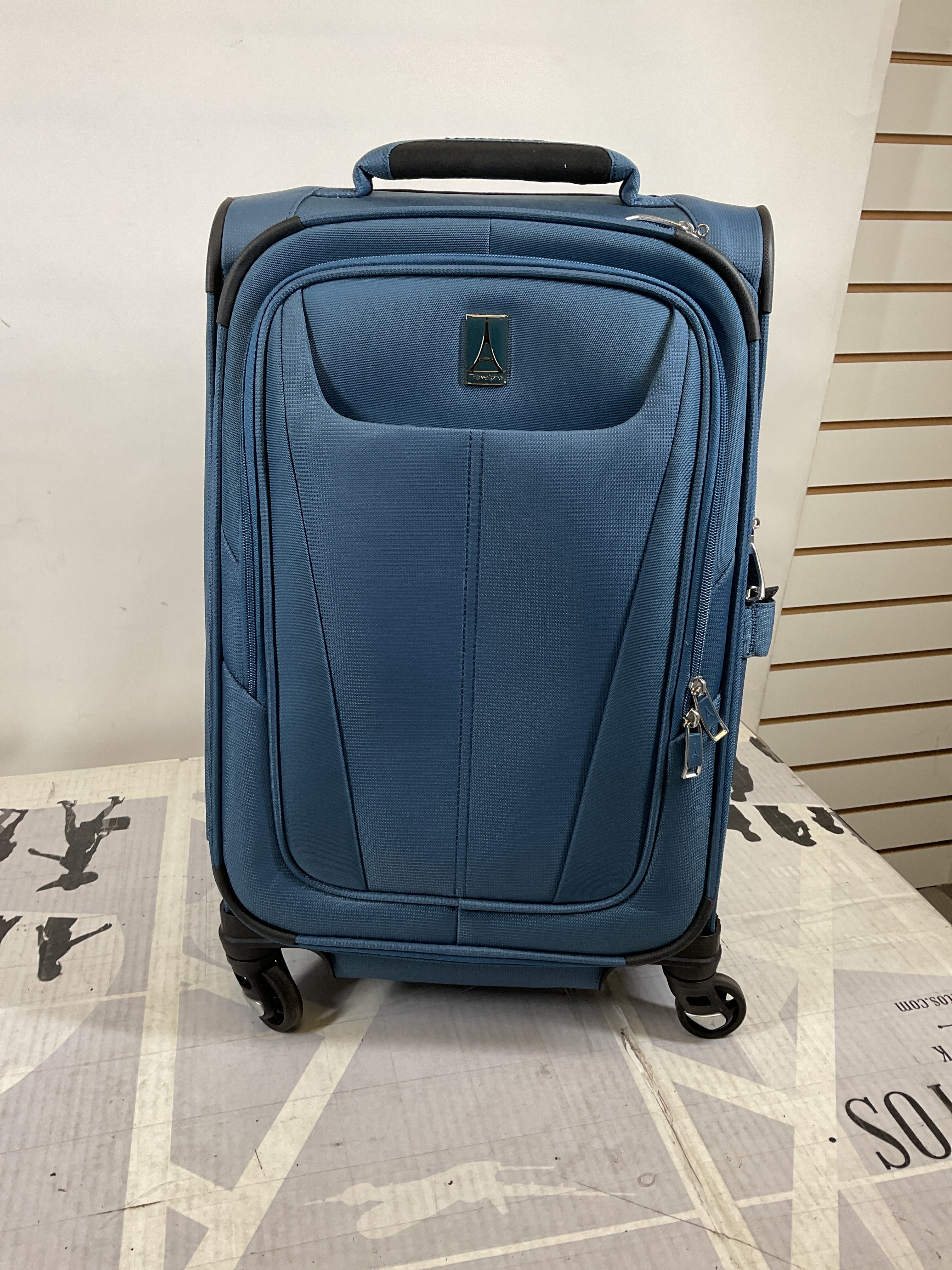 Travelpro Maxlite 5 Softside Expandable Luggage with 4 Spinner Wheels, Lightweight Suitcase, Men and Women ( Ensign Blue , Carry-on 21-Inch ) Ensign Blue Carry On 21 Inch U104