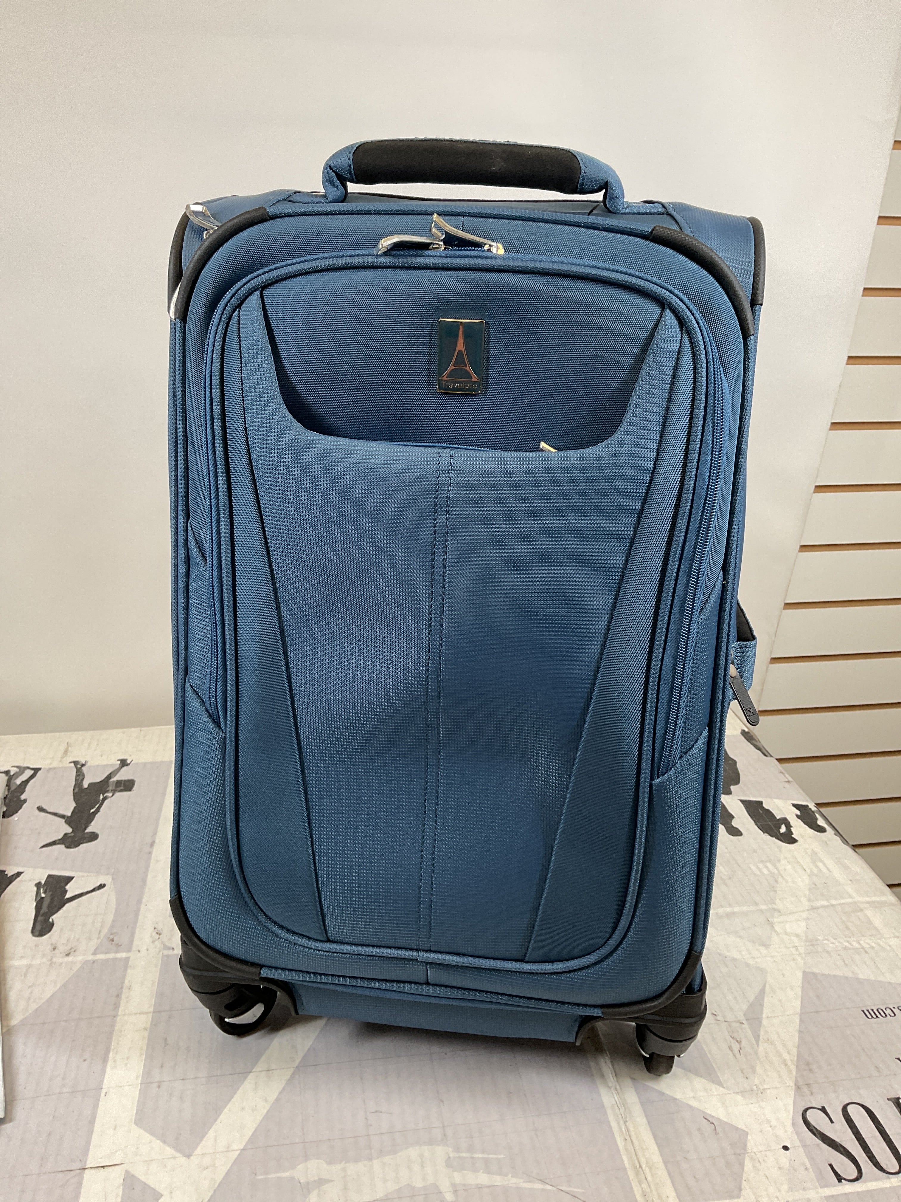 Travelpro Maxlite 5 Softside Expandable Luggage with 4 Spinner Wheels, Lightweight Suitcase, Men and Women ( Ensign Blue , Carry-on 21-Inch ) Ensign Blue Carry On 21 Inch U98