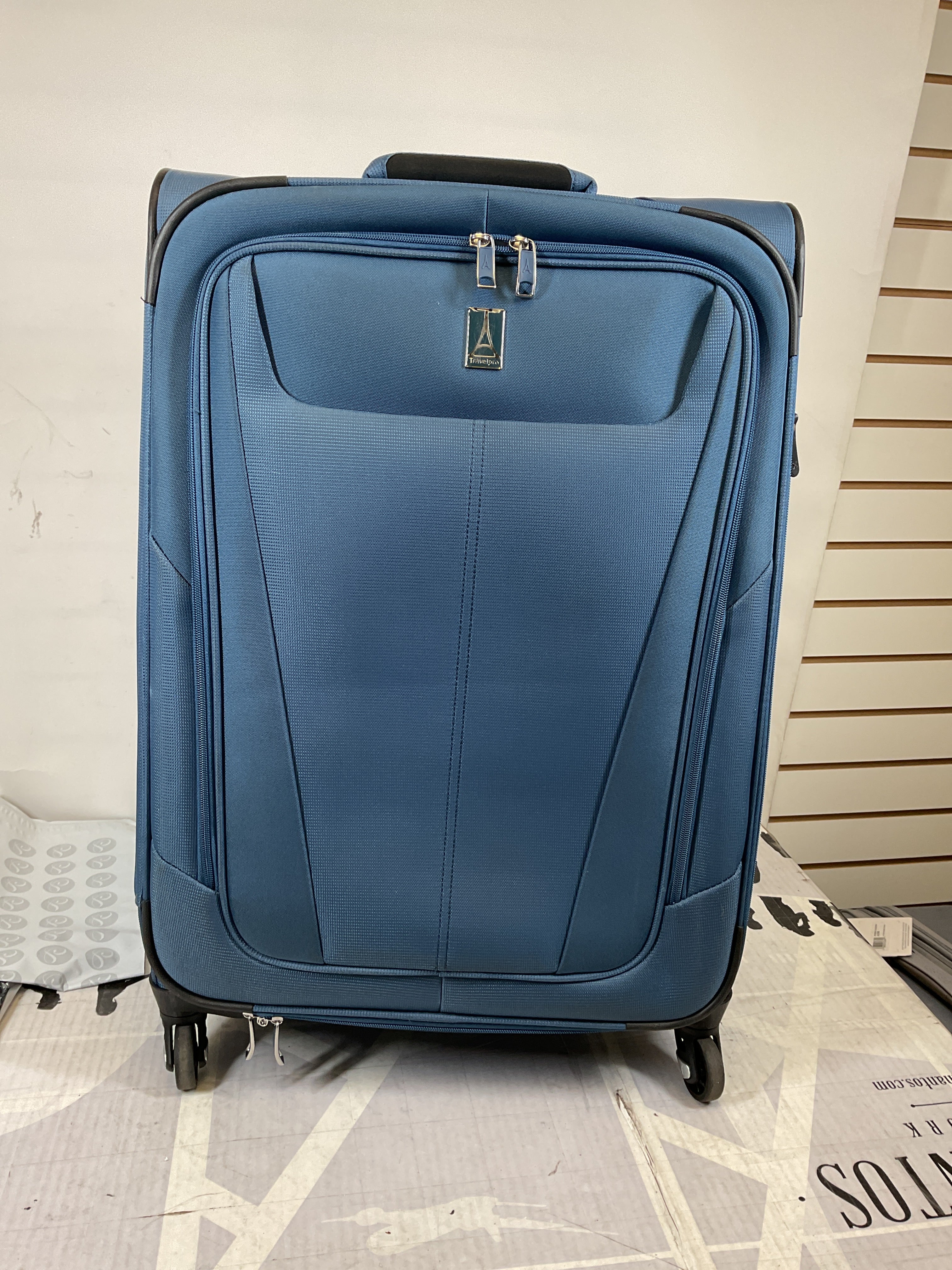 Travelpro Maxlite 5 Softside Expandable Luggage with 4 Spinner Wheels, Lightweight Suitcase, Men and Women ( Ensign Blue , Checked-Medium 25-Inch ) Ensign Blue Checked Medium 25 Inch U47