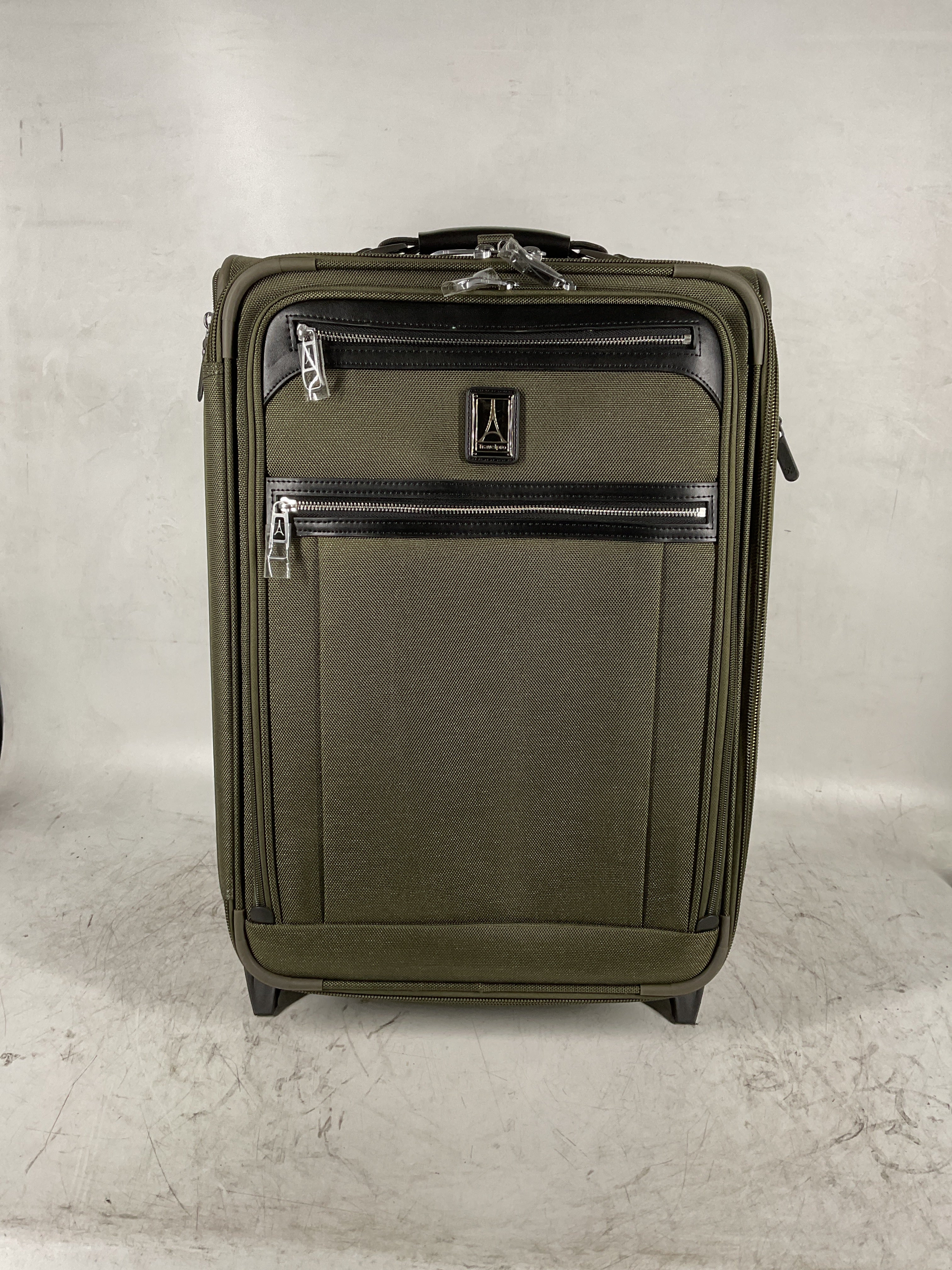 Travelpro Platinum Elite Softside Expandable Luggage, 2 Wheel Upright Suitcase, USB Port, Men and Women ( Pilot Green , Carry-On 22-Inch ) Pilot Green Carry On 22 Inch U1