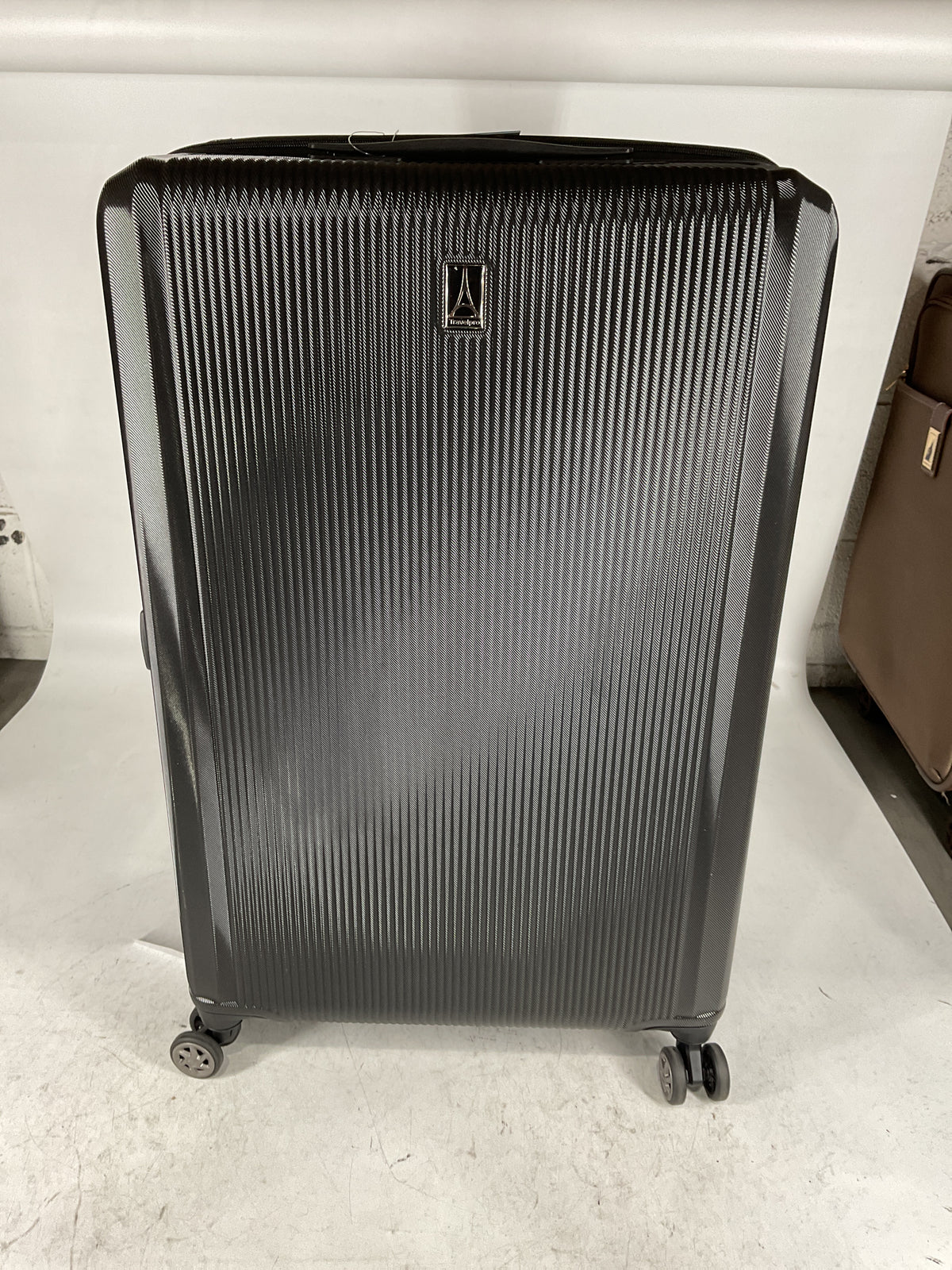 Travelpro Walk About 6 Hardside Large Spinner Checked Luggage  U1