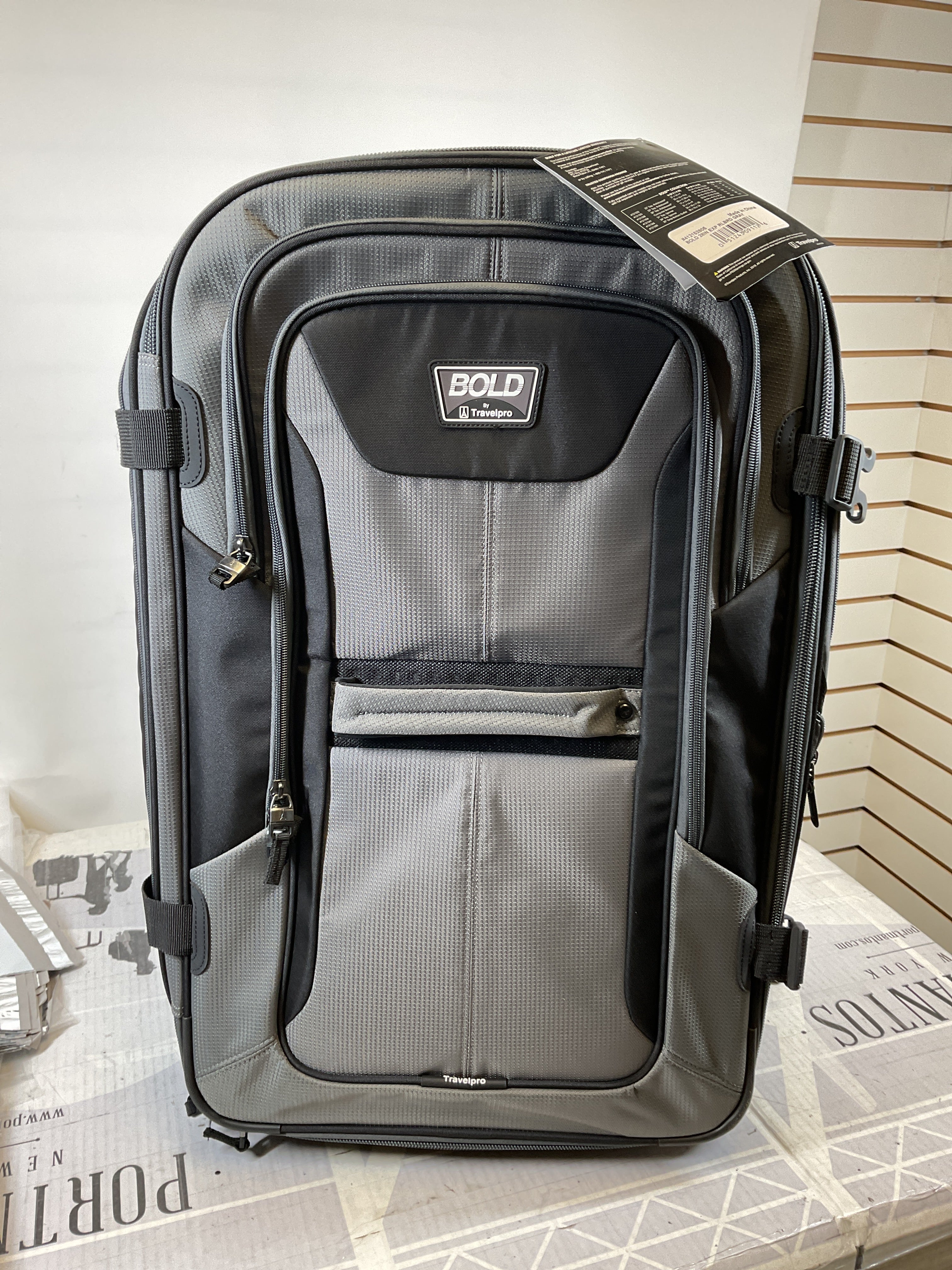 Travelpro Unisex-Adult Bold Softside Expandable Rollaboard Upright Luggage ( Grey/Black , Checked-Large 28-Inch ) Grey/Black Checked Large 28 Inch U2