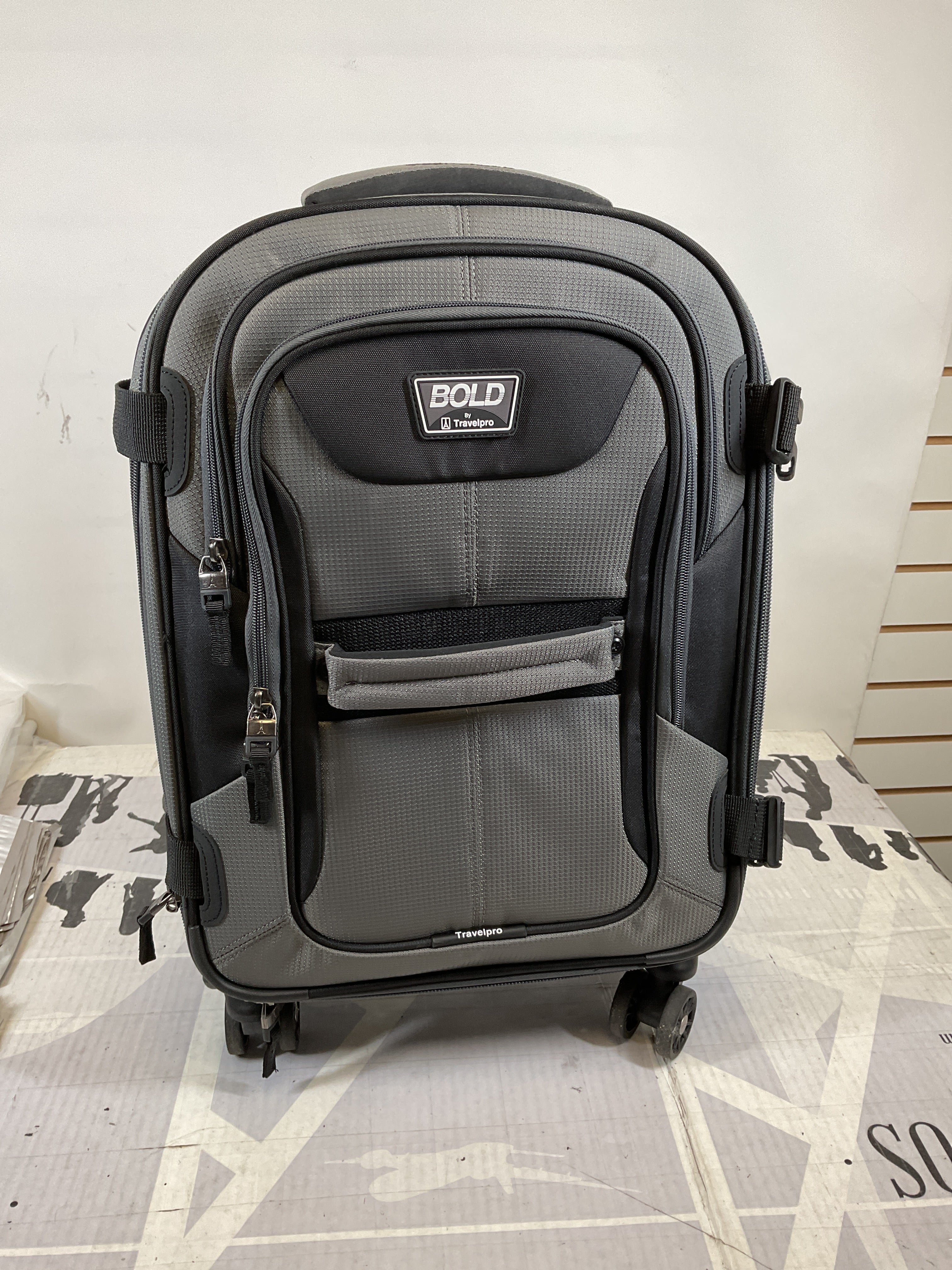 Travelpro Bold-Softside Expandable Luggage with Spinner Wheels ( Grey/Black , Carry-On 21-Inch ) Grey/Black Carry On 21 Inch U4