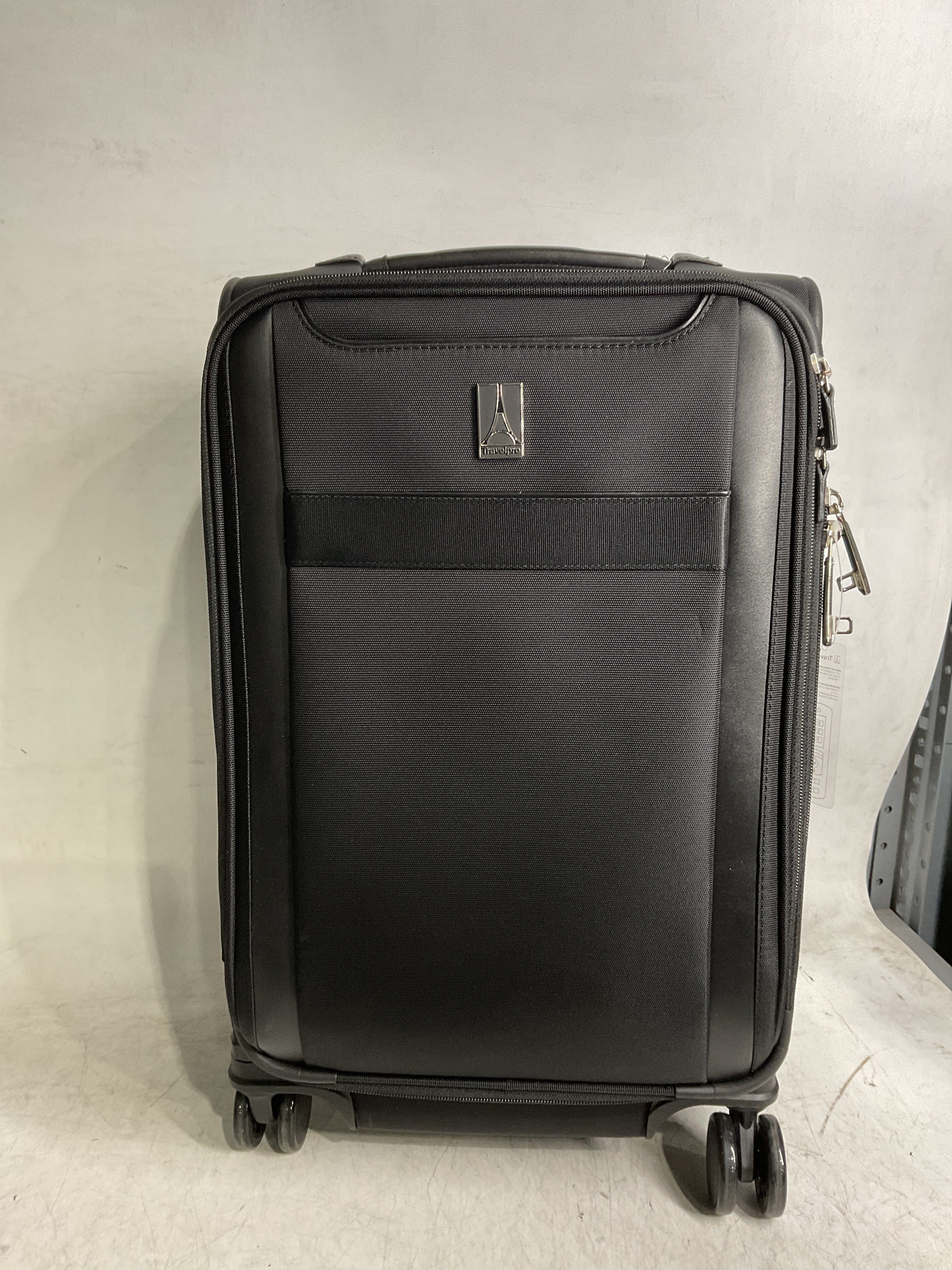 Travelpro Versapack + Lightweight Softside Expandable Checked Luggage, 8 Spinner Suitcase, TSA Lock, Men and Women ( Black , Carry On 21-Inch ) Black Carry On 21 Inch U2