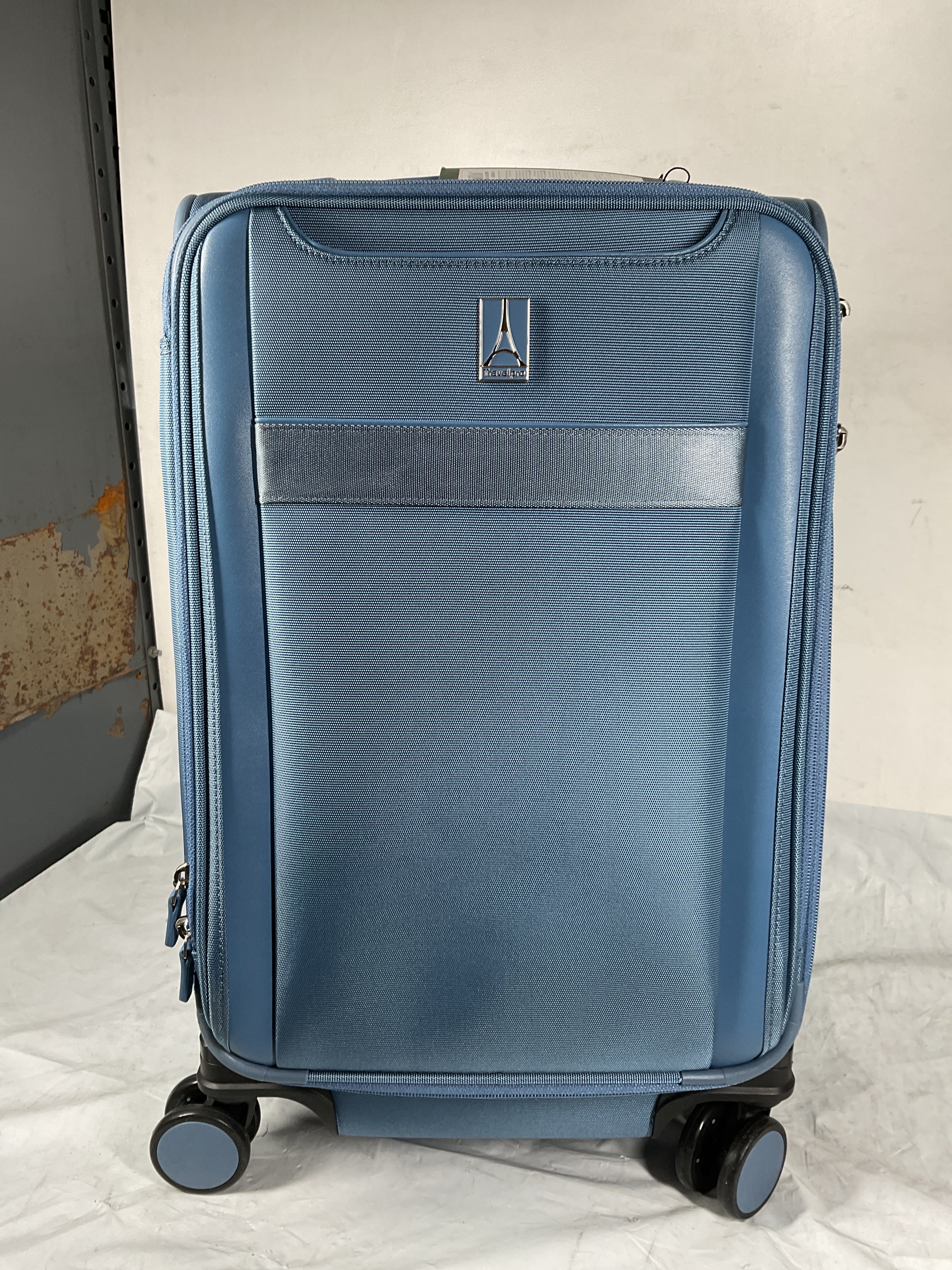 Travelpro VersaPack+ Lightweight Softside Expandable Carry on Luggage, 8 Spinner, TSA Lock, Carry On 21-Inch ( Elemental Blue , Carry On ) Elemental Blue Carry On U1