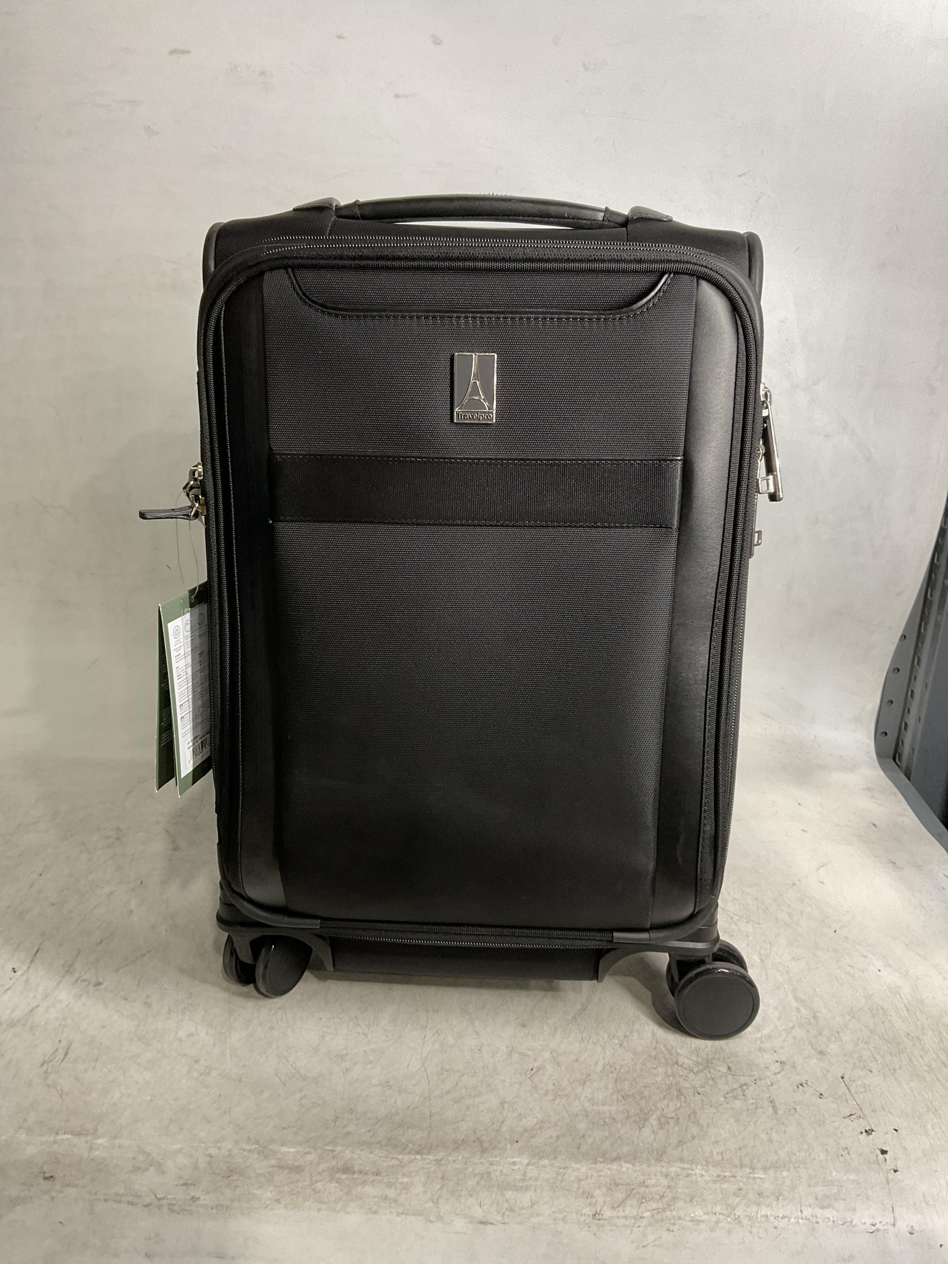 Travelpro Versapack + Lightweight Softside Expandable Checked Luggage, 8 Spinner Suitcase, TSA Lock, Men and Women ( Black , Compact Carry On 20-Inch ) Black Compact Carry On 20 Inch U1