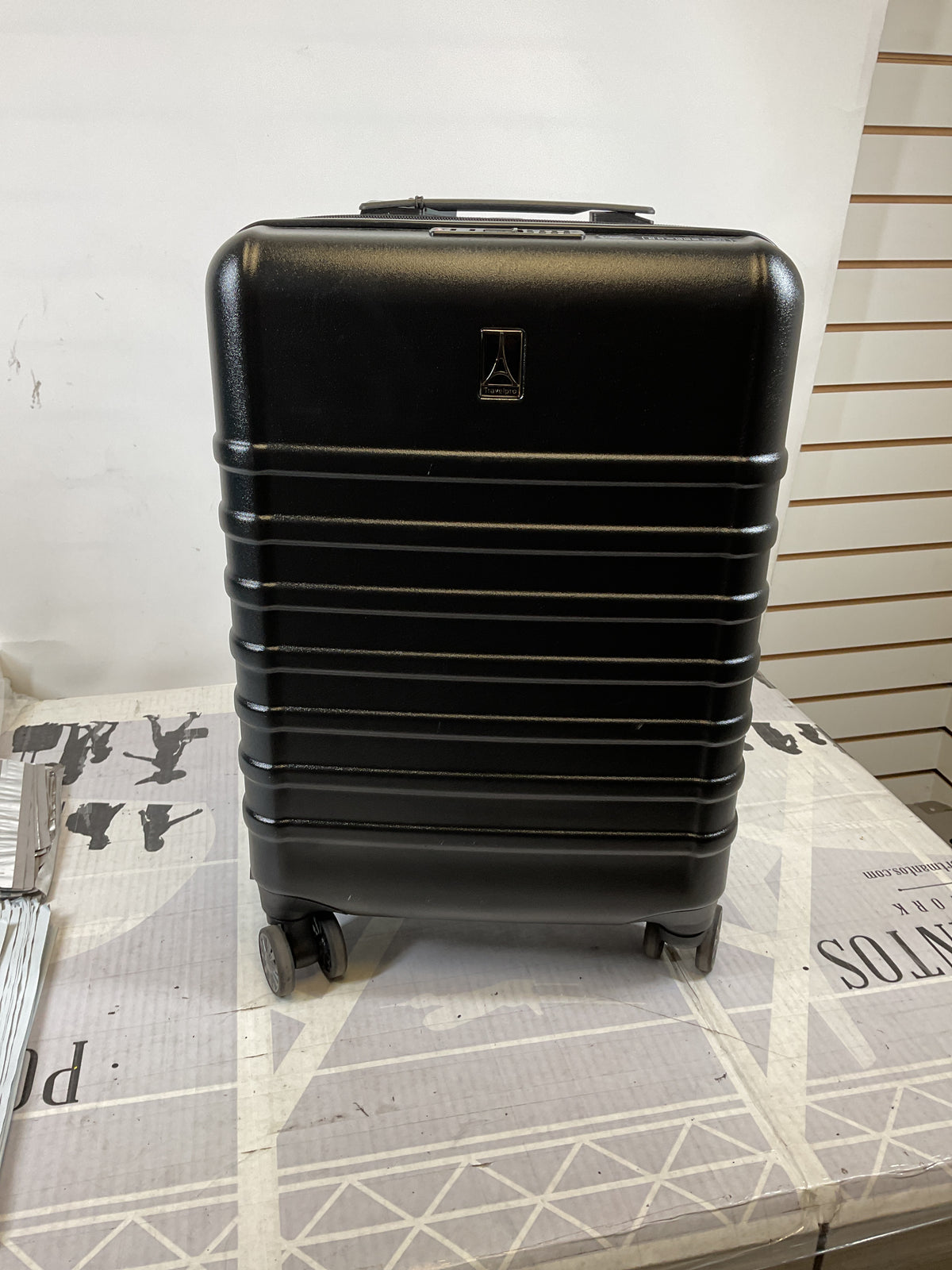 Travelpro Hard Shell 21 in Carry OnU8