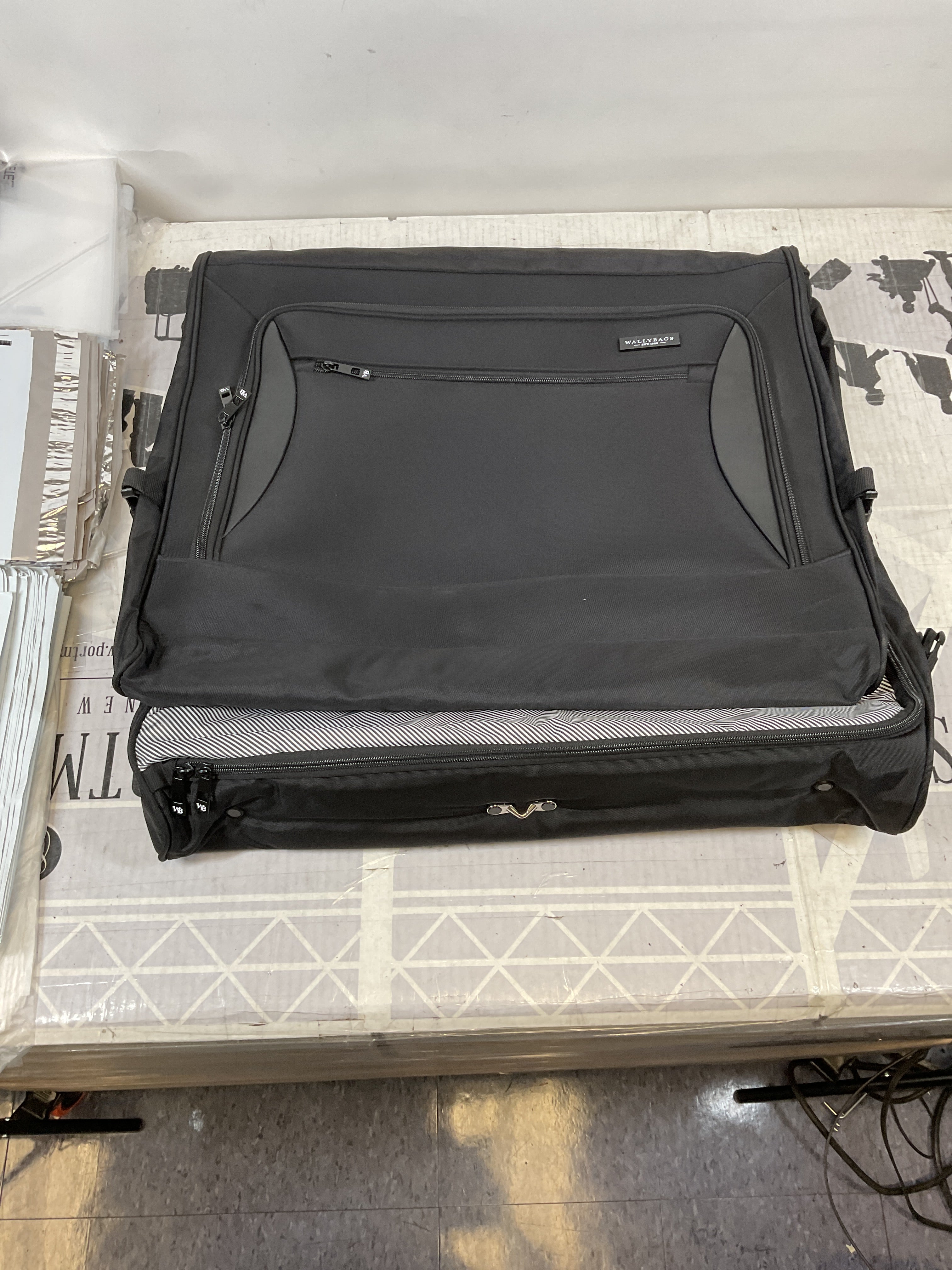 WallyBags Solutions Premium Garment Bag with shoulder strap and multiple pockets ( Black , 45-Inch ) Black 45 Inch U4
