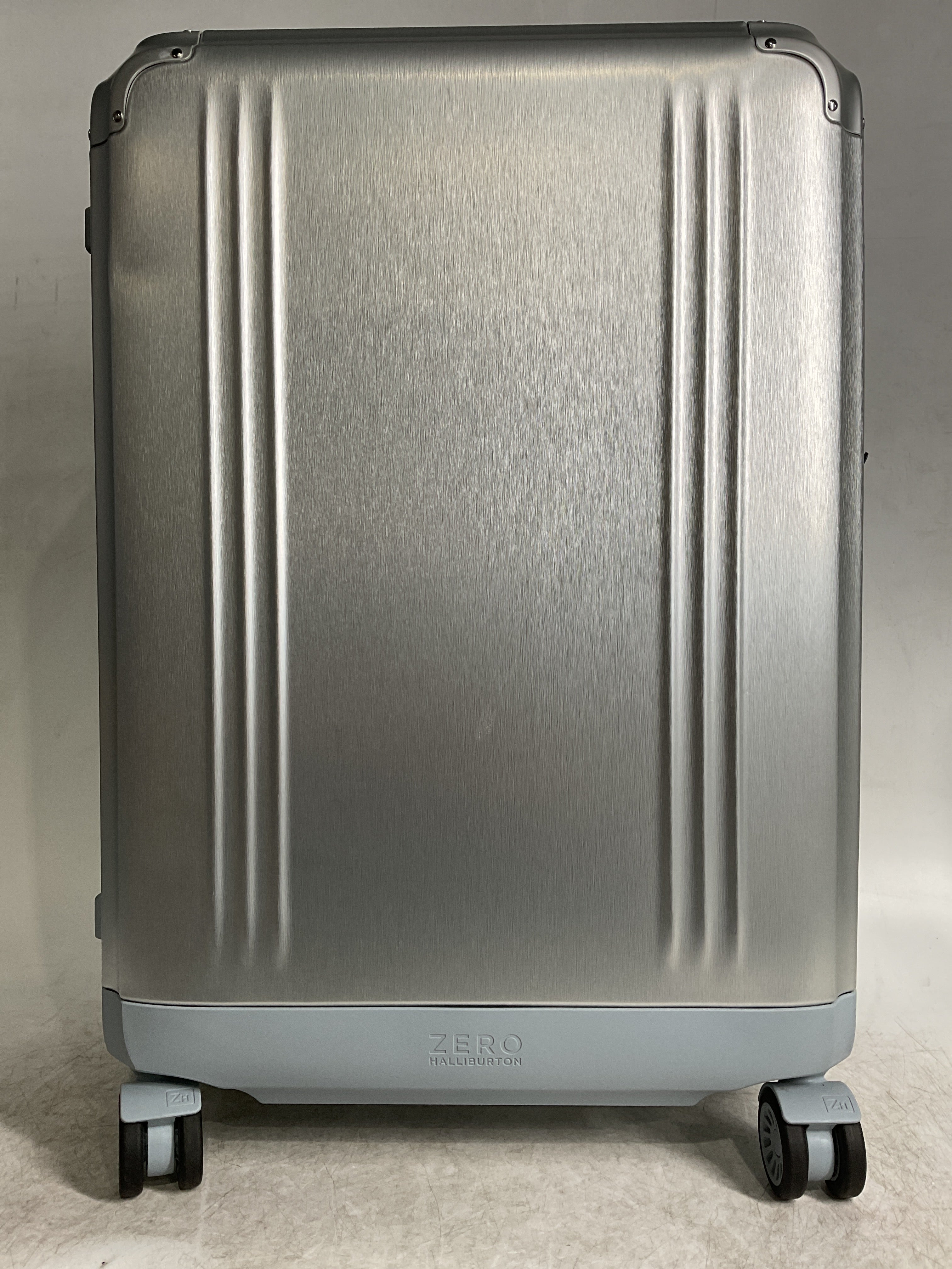 ZERO Halliburton Pursuit Aluminum Hardside Travel Case ( Silver , Medium Travel Case ) Silver Medium Travel Case U1