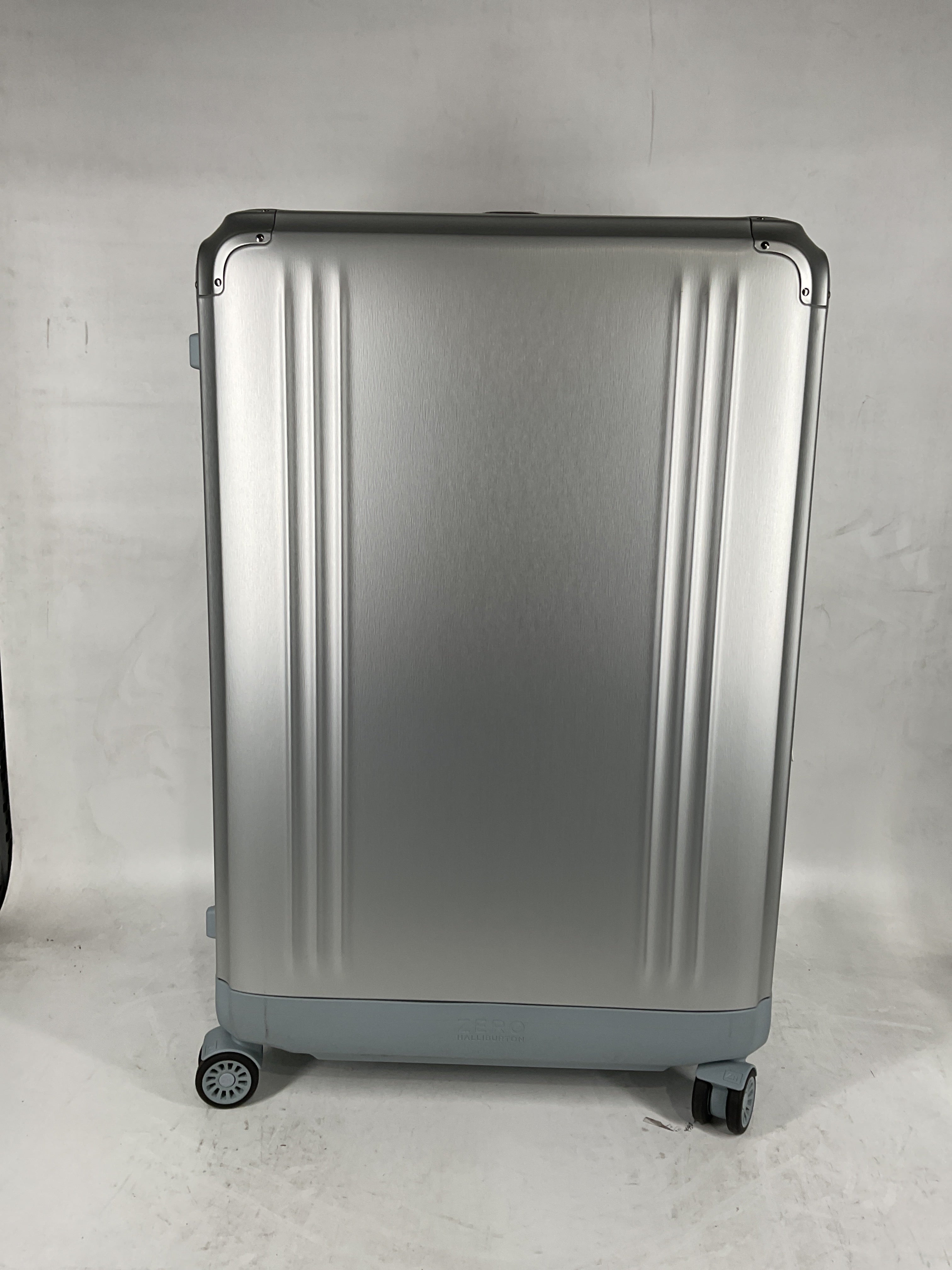 ZERO Halliburton Pursuit Aluminum Hardside Travel Case Silver Large Travel Case U2