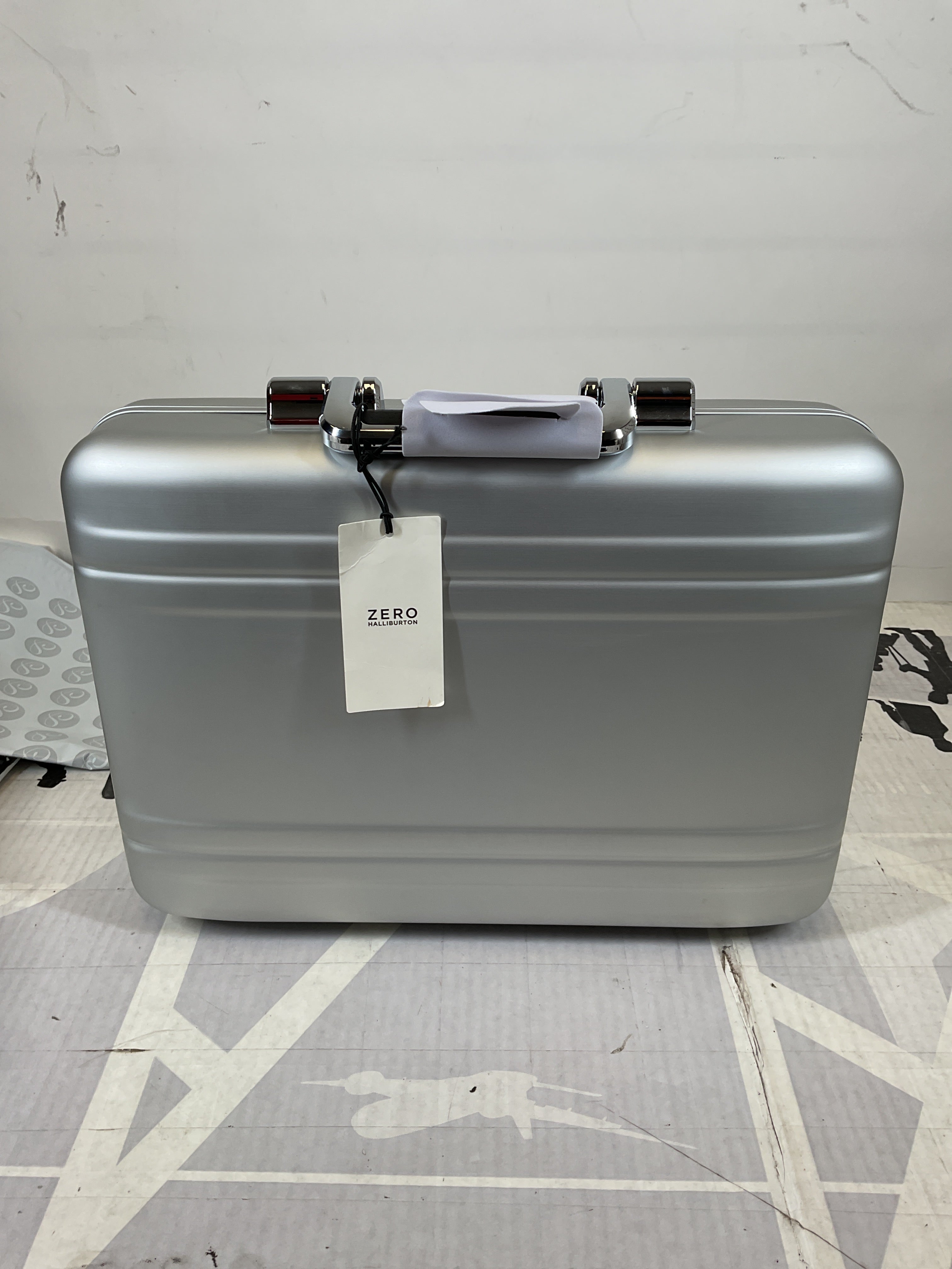ZERO Halliburton Classic Aluminum 3.0 Compact Carry-On, Zipperless, 4 Spinner Wheels, Interior Organization, Telescoping Pull Handle, Carry-Handle, Latch Lock- TSA Accepted ( Silver , Attache Small ) Silver Attache Small U1