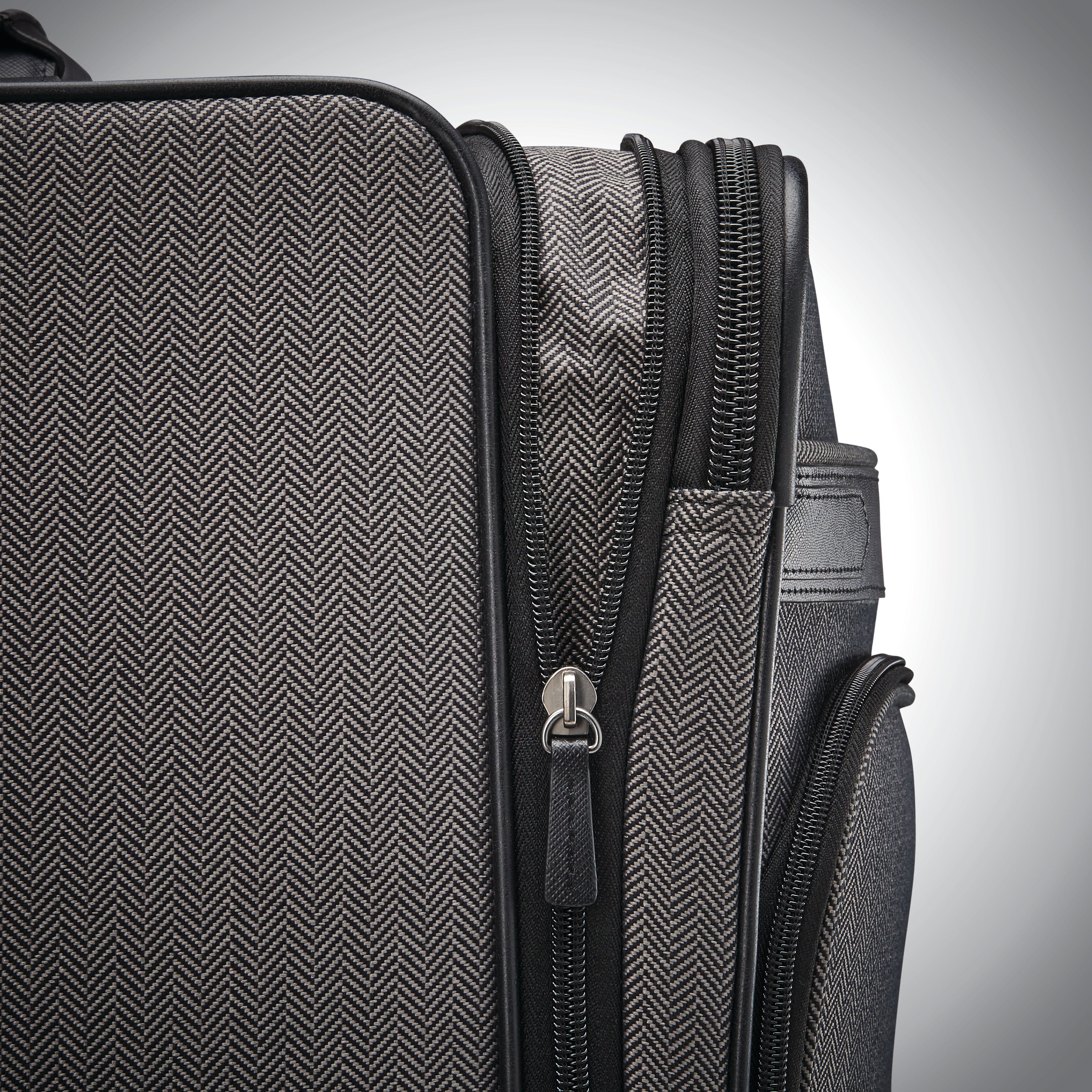 Hartmann Herringbone Deluxe Extended Journey Expandable Spinner ( Black Herringbone , One Size ) Black Herringbone One Size U2