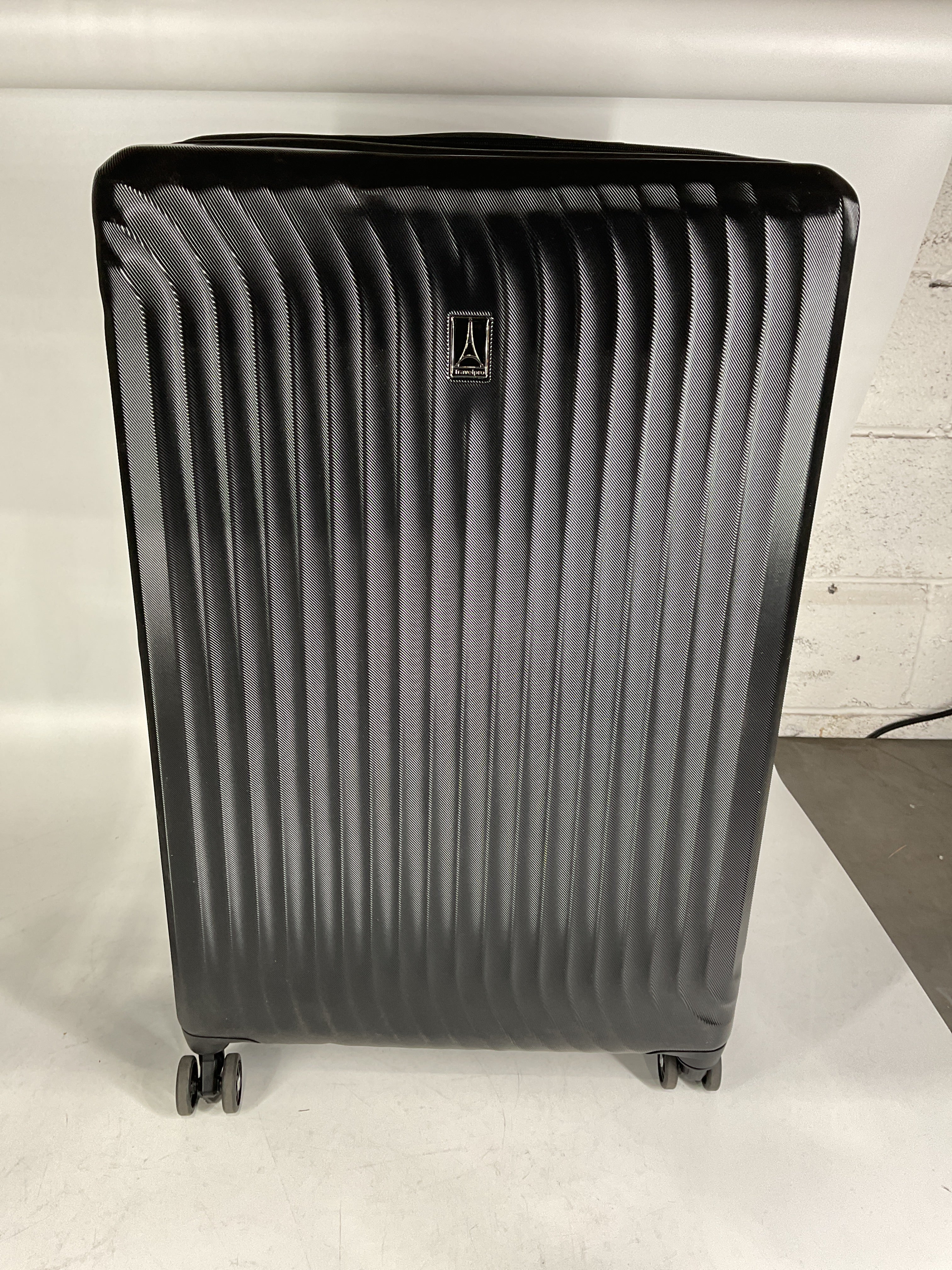 Travelpro Maxlite Air Hardside Expandable Luggage, 8 Spinner Wheels, Lightweight Hard Shell Polycarbonate U4